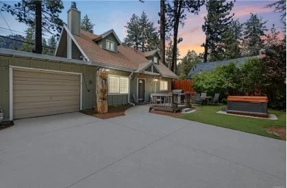 1869 Outer Hwy 2, Wrightwood
⭐379,900⭐
992 Sq. ft.
2 🛌🛌 2 🛁🛁
2 🚗🚗 garage and lots of parking!