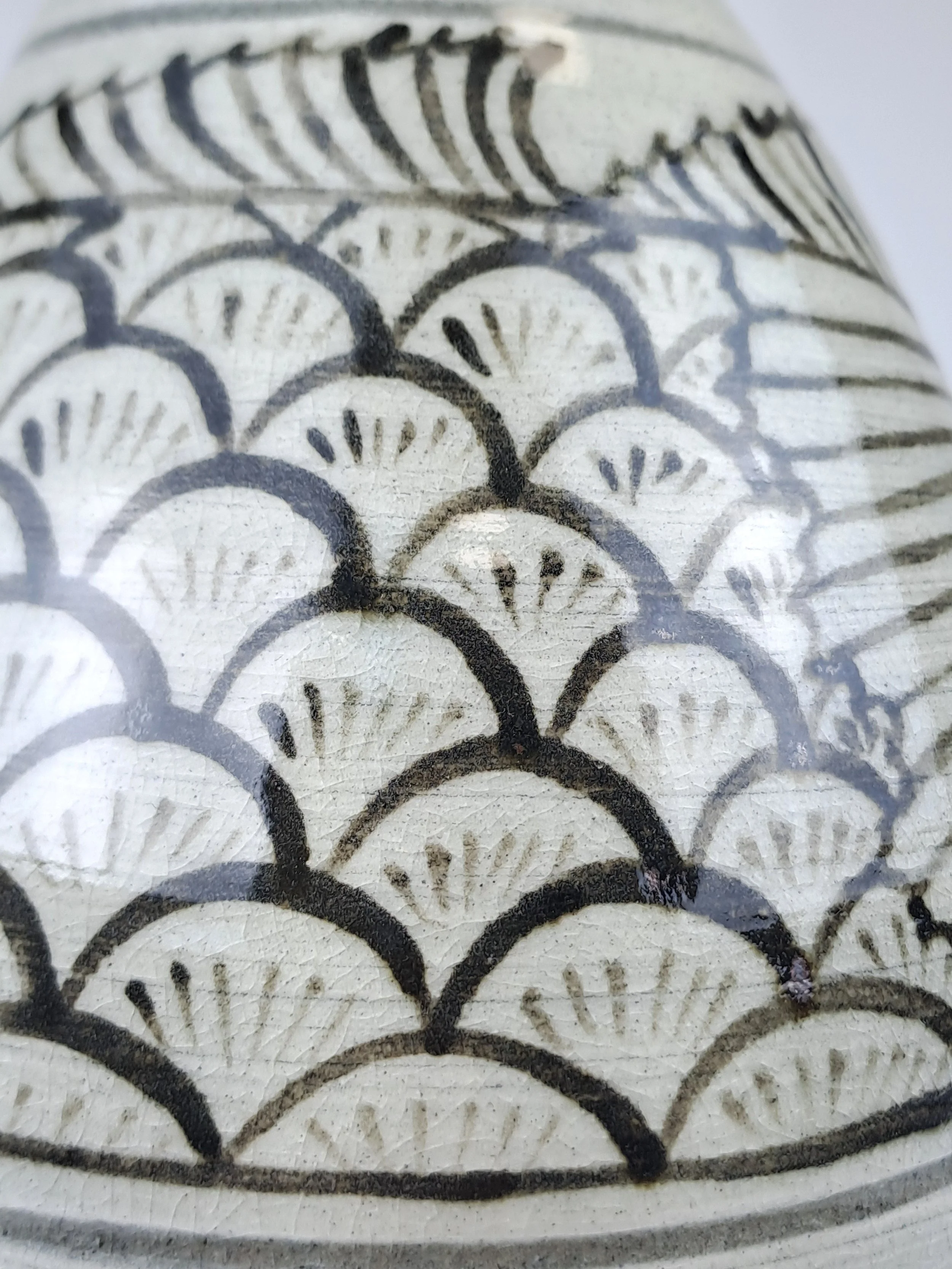 A masterpiece that fully revives the free-spirited iron-painting techniques of 15th-century Gyeryongsan potters.
