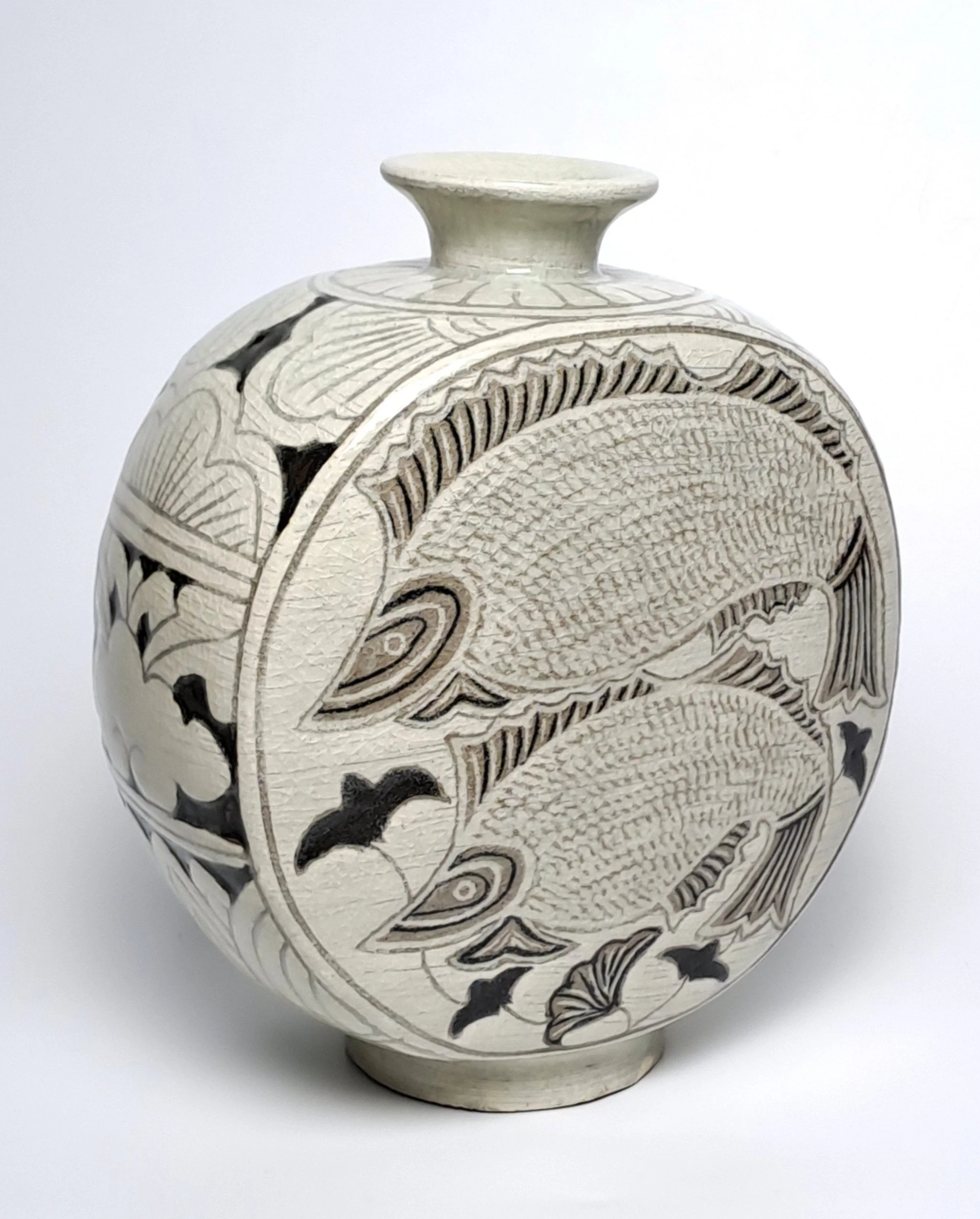 Buncheong Flat Bottle with Inlaid Fish Design
/ Wood-fired, 2025 | 16.5 x 9.5 x 19.5 cm
