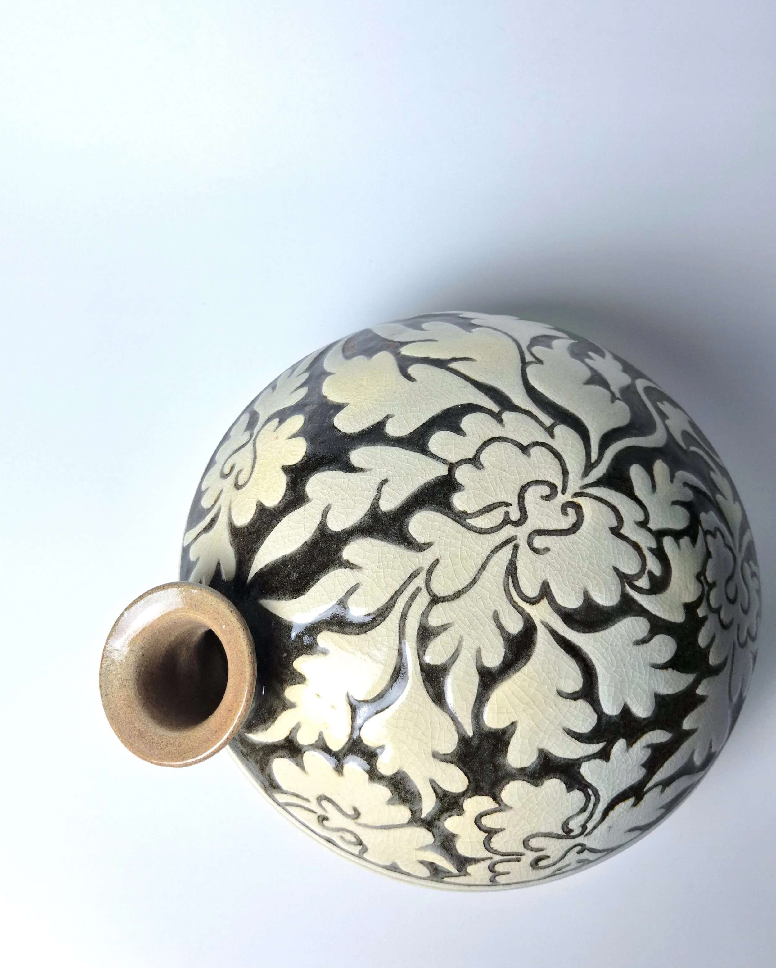 A striking turtle-shaped bottle decorated with sgraffito peonies under an iron-brown glaze.
/ Historic Reference: Buncheong Turtle-shaped Bottle with Sgraffito Peony Design (Deoksu 6231, National Museum of Korea)
