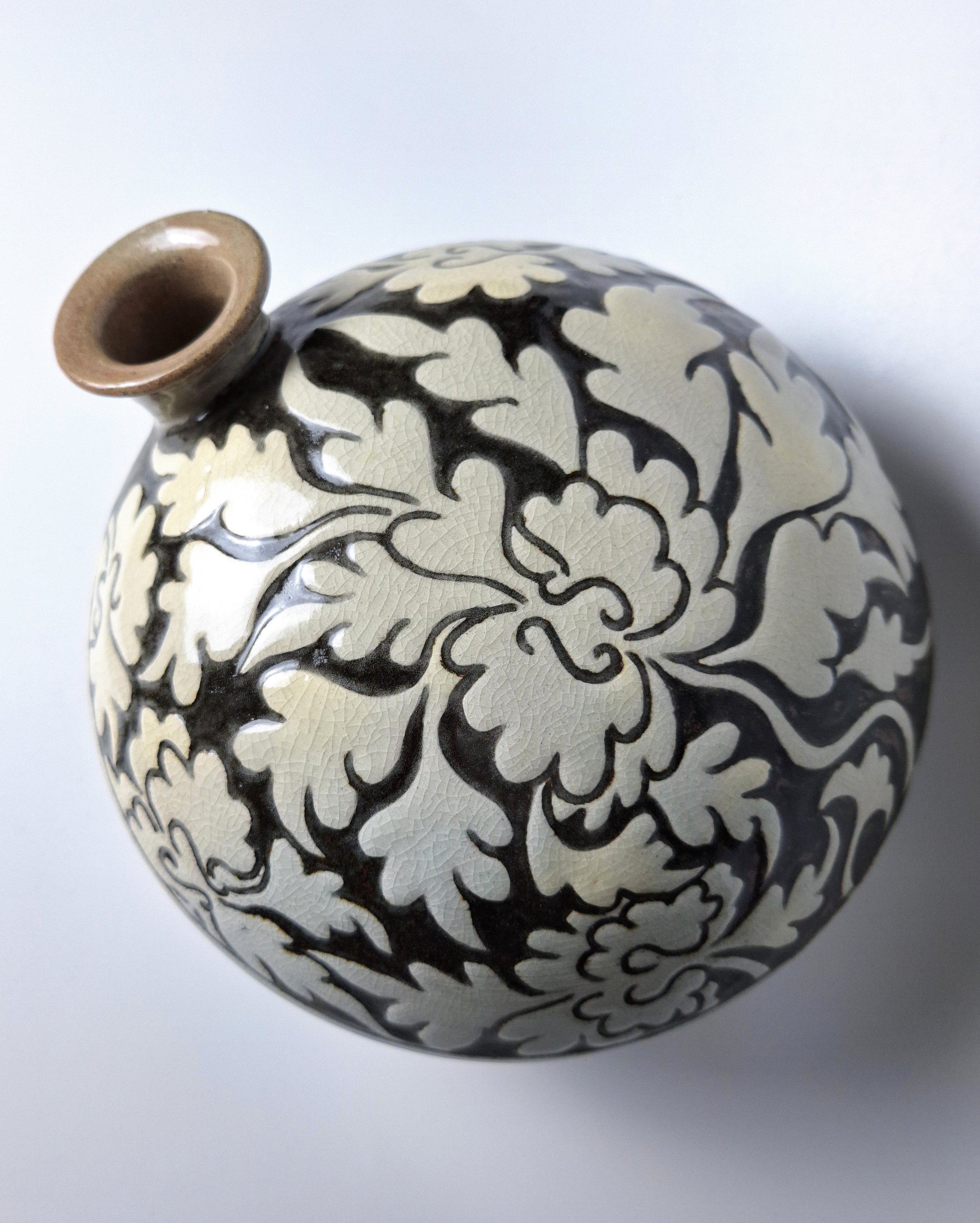 Buncheong Turtle-shaped Bottle with Sgraffito Peony Design
/ Wood-fired, 2024 | 26.5 x 24 x 13 cm
