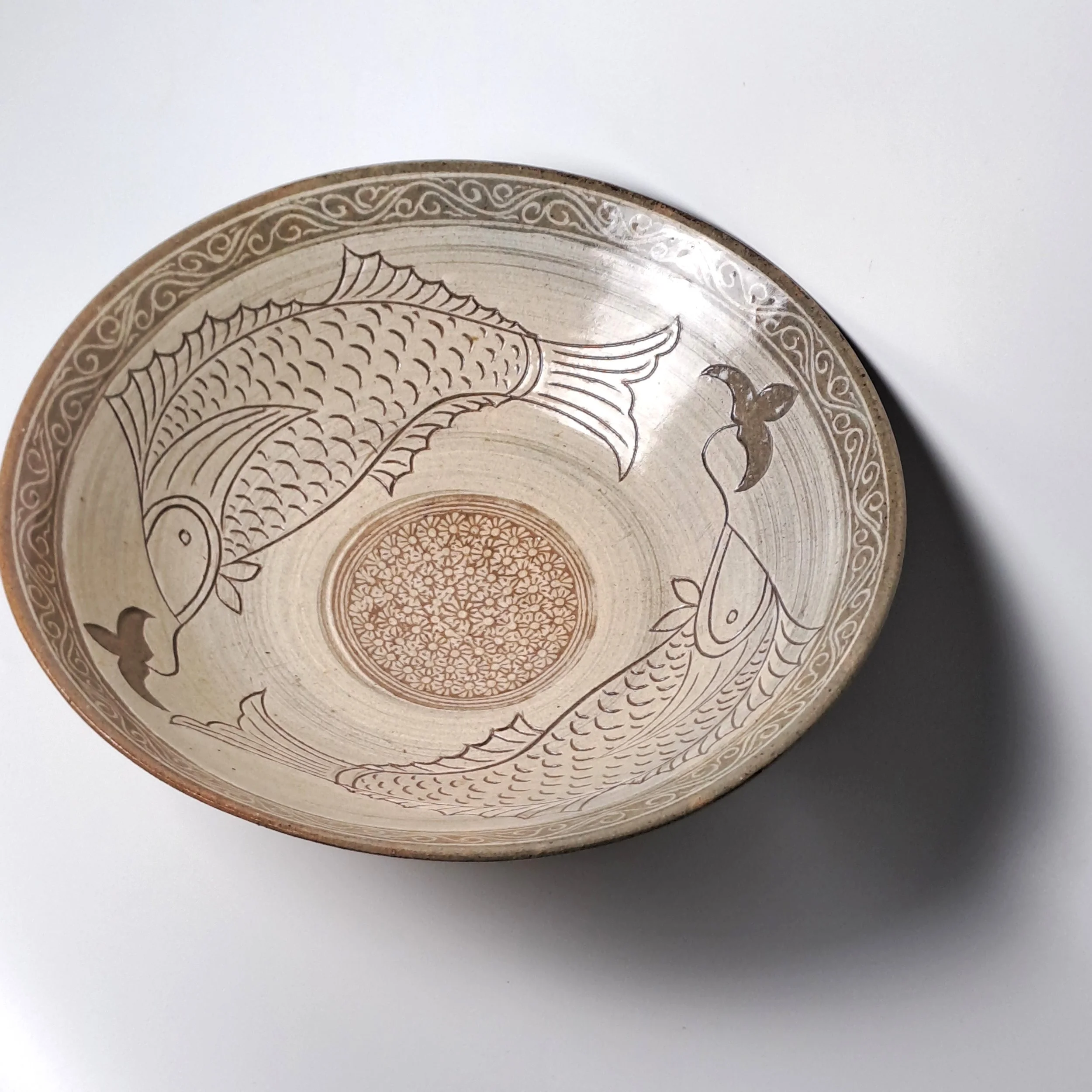 Buncheong Plate with Incised Fish and Sgraffito Lotus Design
/ Wood-fired | 30 x 30 x 8 cm
