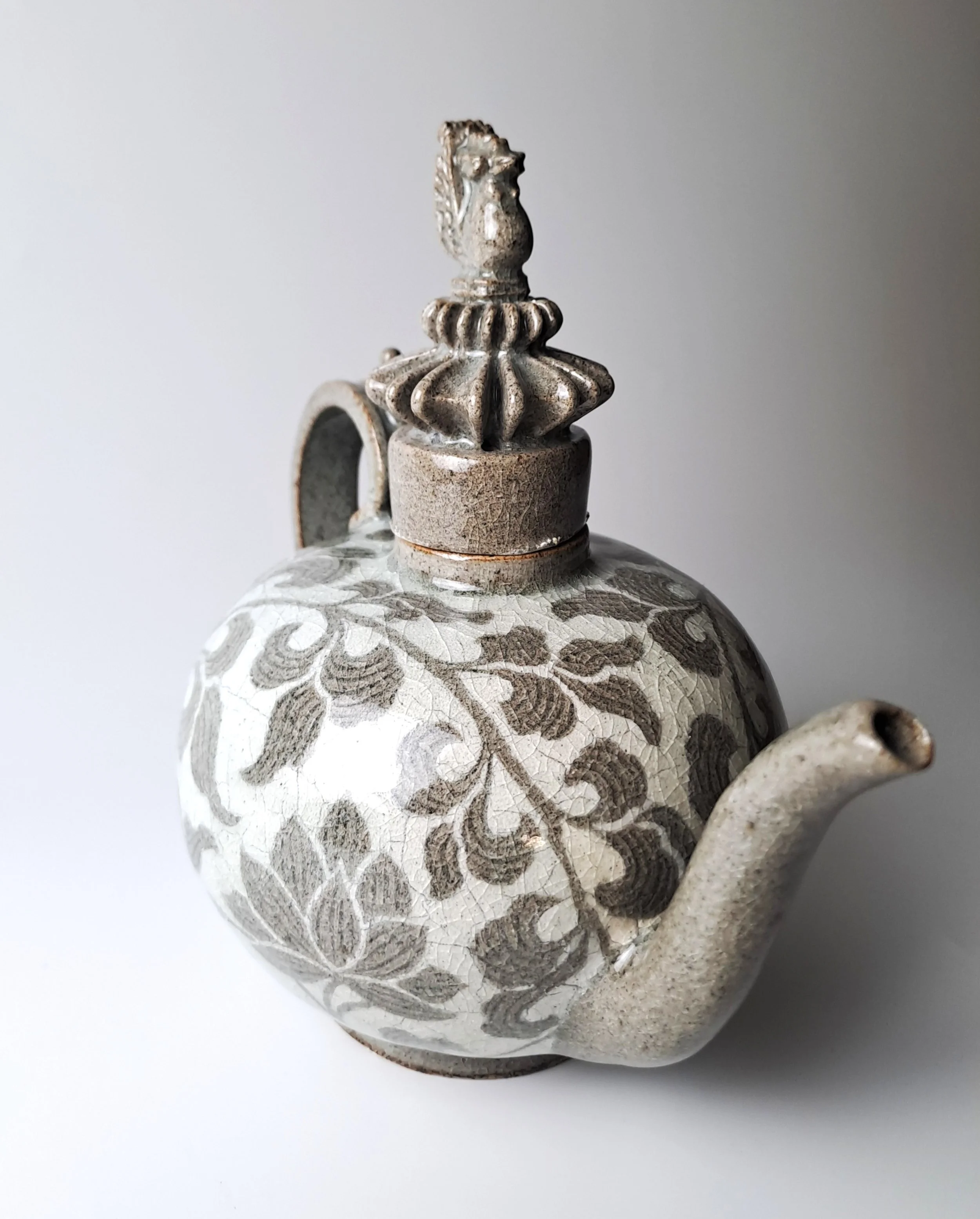 A meticulous reproduction of 12th-century Goryeo Celadon carving techniques, featuring elegant lotus motifs.
 / Historic Reference: Celadon Ewer with Inlaid Lotus Scroll Design (Deoksu 3746, National Museum of Korea)
