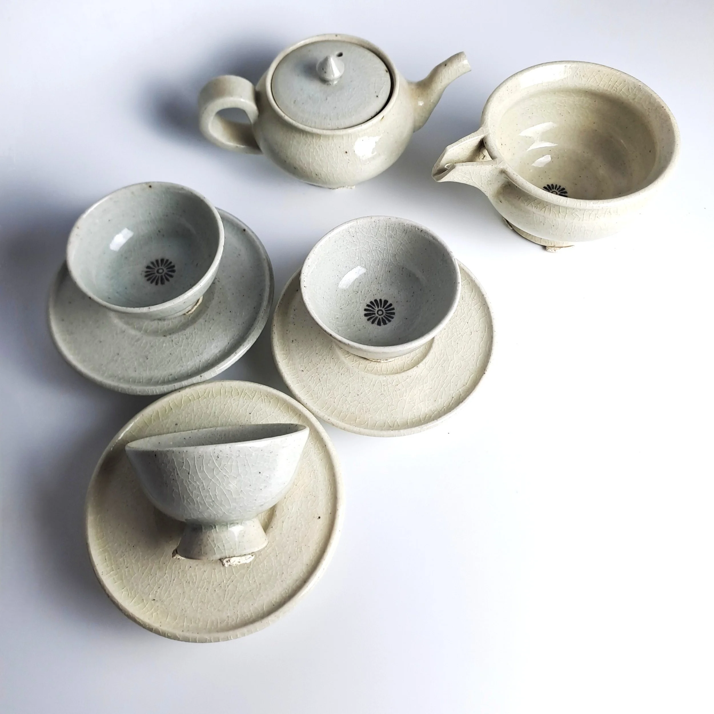 Inspired by 12th?14th century Goryeo Celadon techniques, this white porcelain teapot highlights a striking contrast through stamped designs filled with black inlay.
