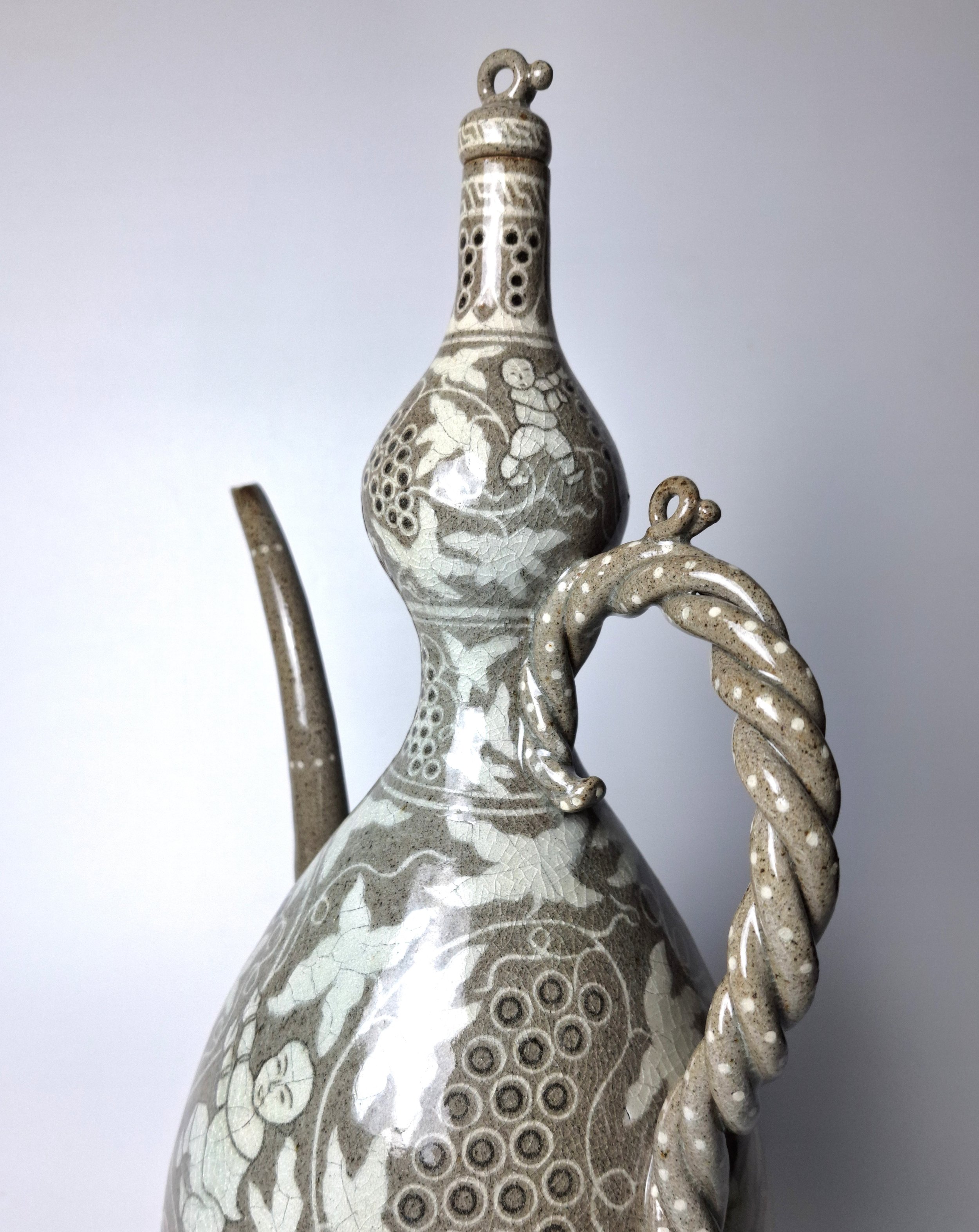 A reinterpretation using refined black inlay instead of the traditional copper-red, adding a calm depth to the historic motif.
/  Historic Reference: Celadon Ewer with Inlaid Grape and Boy Design in Copper-red (Bongwan 1012, National Museum of Korea)