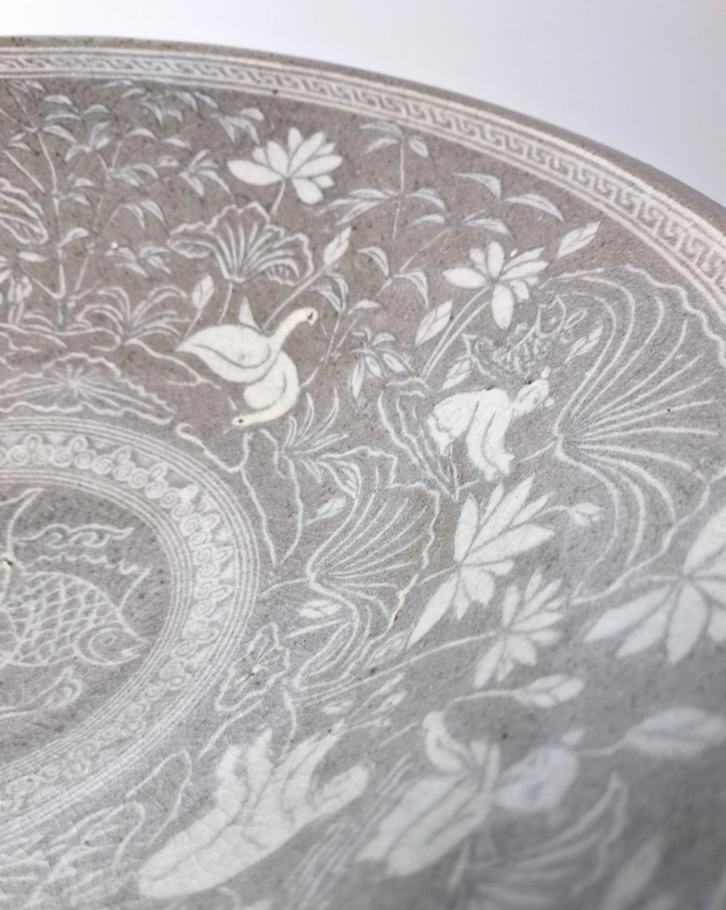 A grand dish shaped on a traditional kick-wheel, intricately inlaid with historic lotus pond and child motifs.
/  Historic Reference: Celadon Ewer (Deoksu 19) & Celadon Bowl with Lotus Pond Design (Deoksu 5744, National Museum of Korea)
