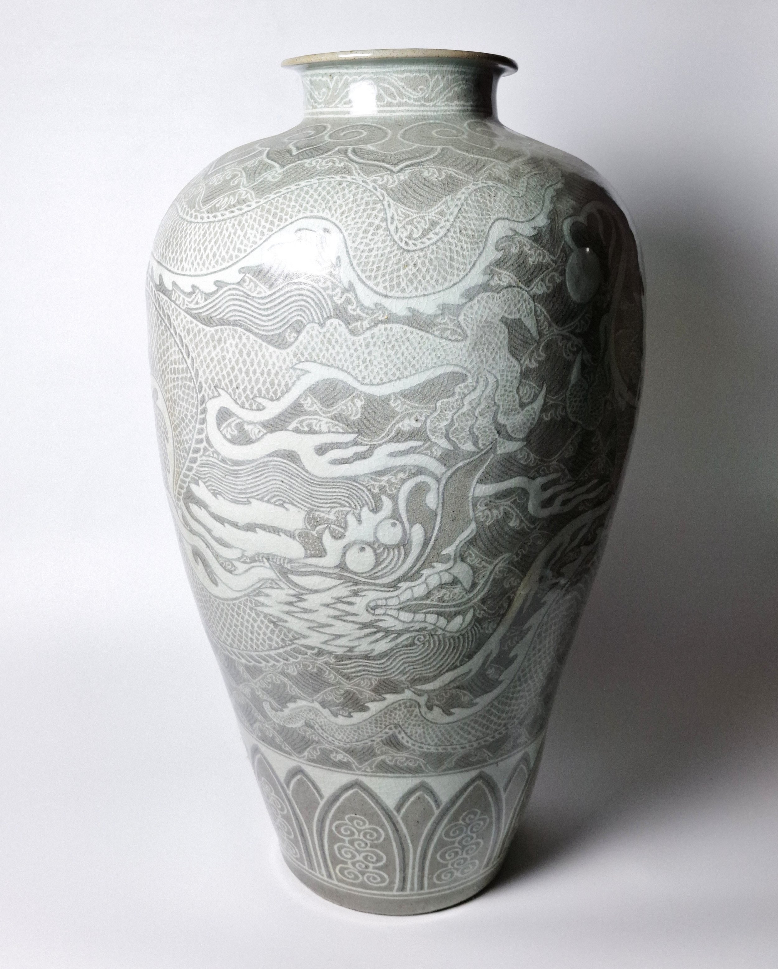 A dynamic piece featuring inlaid dragons, inspired by historic shards from the Yucheon-ri kiln site.                                             

 / Historic Reference: Celadon Prunus Vase with Inlaid Dragon Design (Ewha Womans University Museum)
