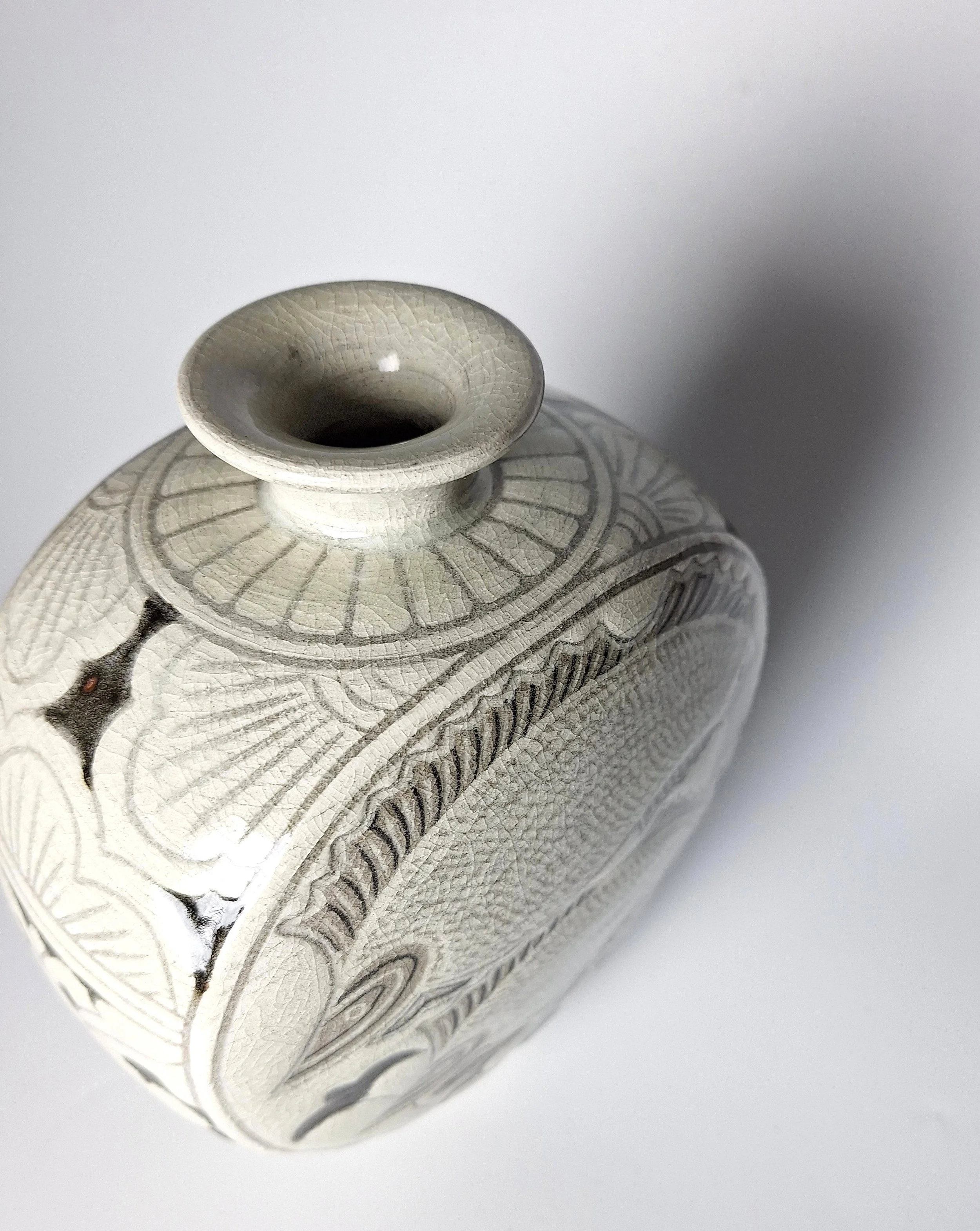 An artistic creation inspired by the iconic forms and motifs of historic Buncheong masterpieces.
/ Historic Reference: Buncheong Turtle-shaped Bottle (Deoksu 6231, NMK) & Buncheong Flat Bottle with Inlaid Fish Design (Ewha Womans University Museum)
