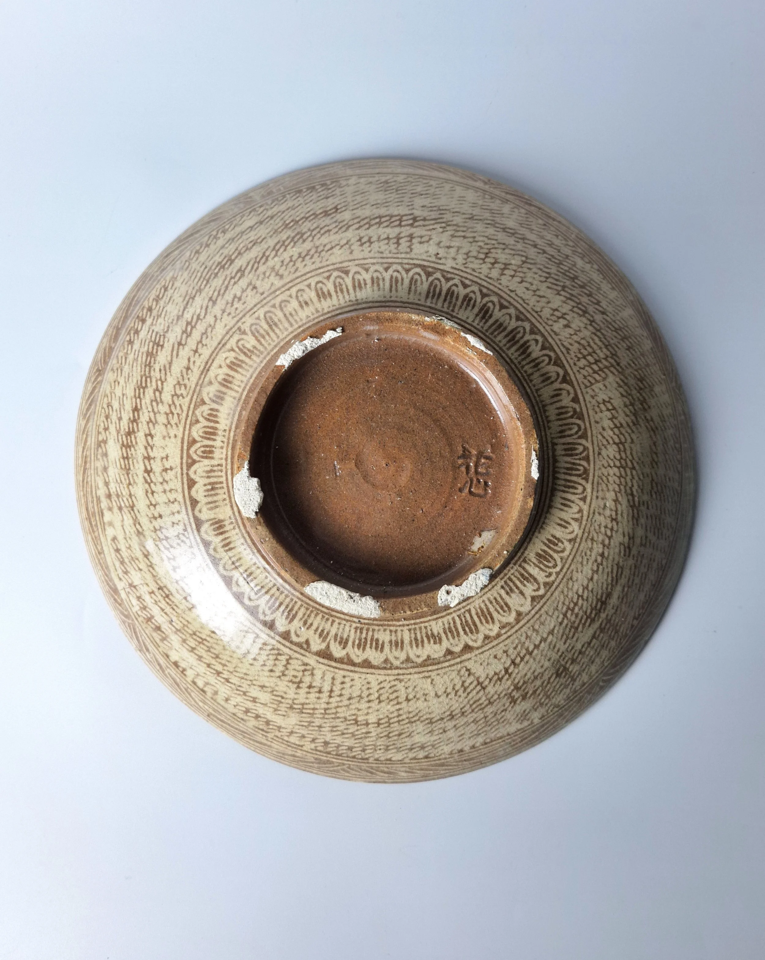 Recreated from shards excavated at the Hwasim-ri kiln site, preserving its original stamping techniques and form.
/  Historic Reference: Buncheong shards excavated from the Hwasim-ri kiln site
