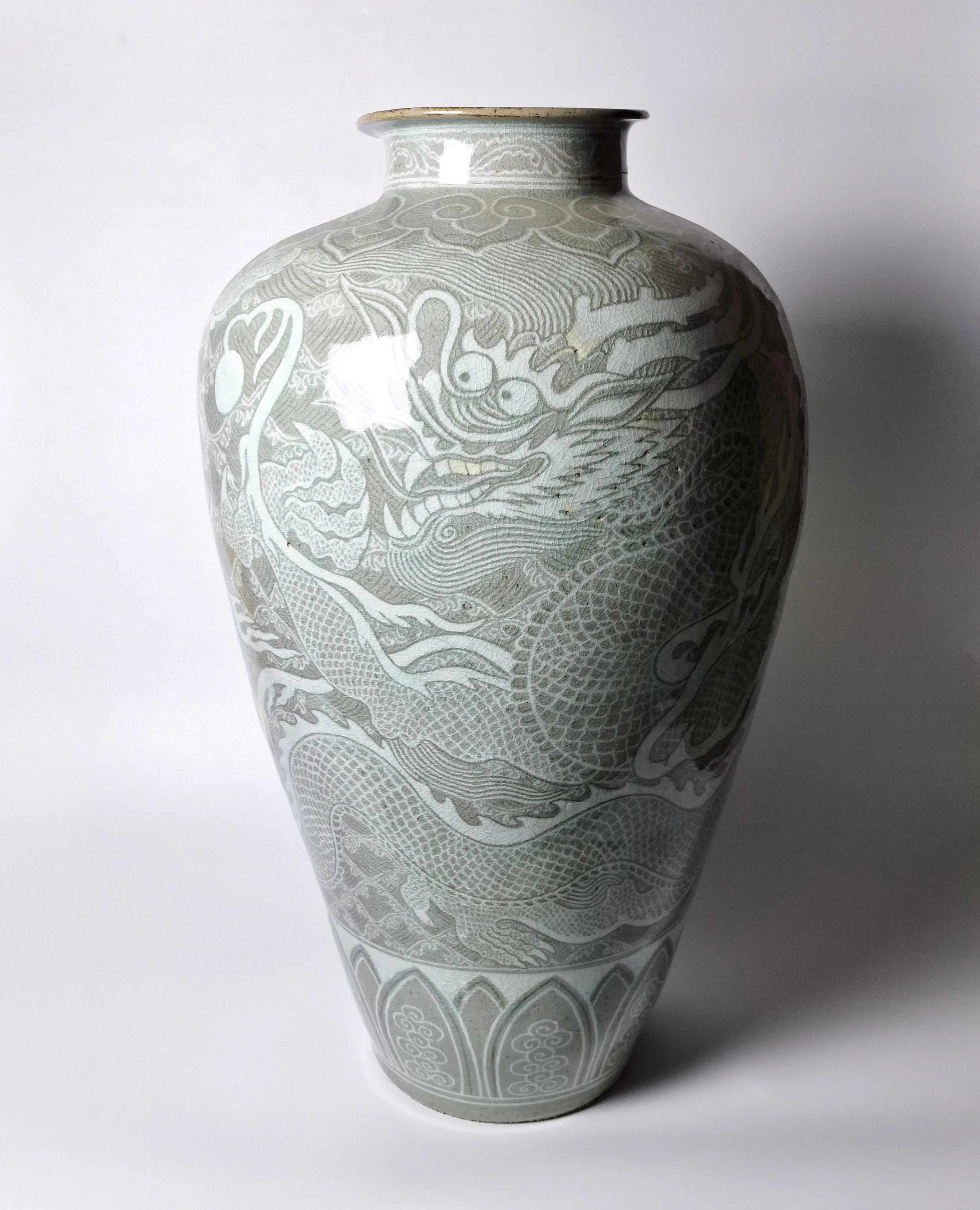 Buncheong Vase with Inlaid Dragon Design

Wood-fired, 2022 | 36 x 36 x 63 cm