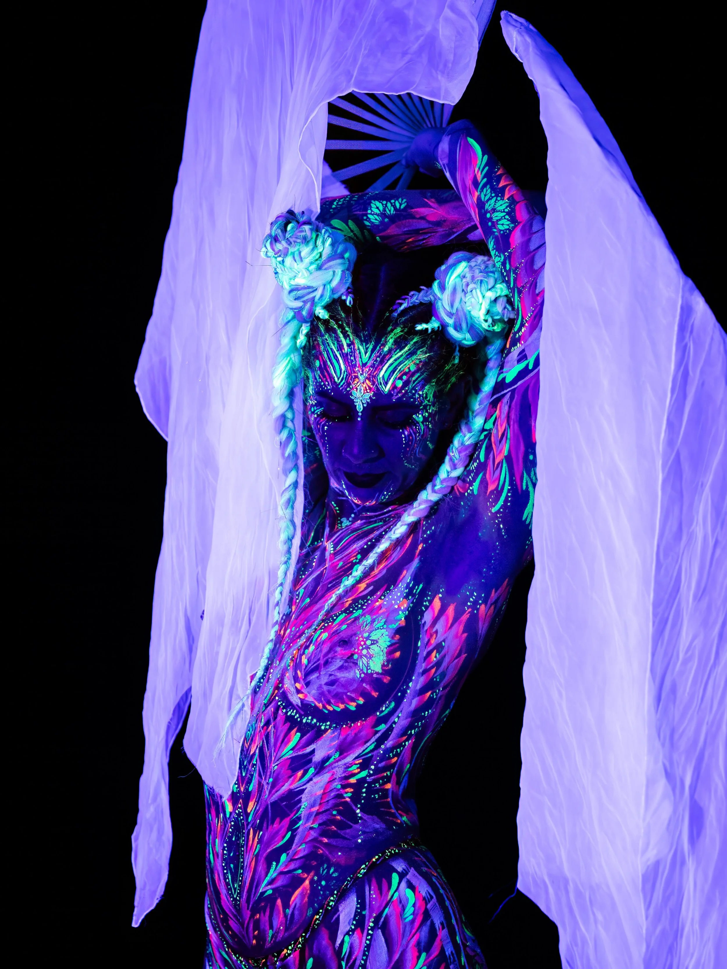 &lsquo;Luminescent White&rsquo; UV Reactive Silk Fans 

A set of these is currently available 🤍

Featured performer @rhubiraewinter 

📷 @productions.stateofflow 

Body art @whitneyrainbowbrush 

#silkveilflow #dancefans #uvfanveils