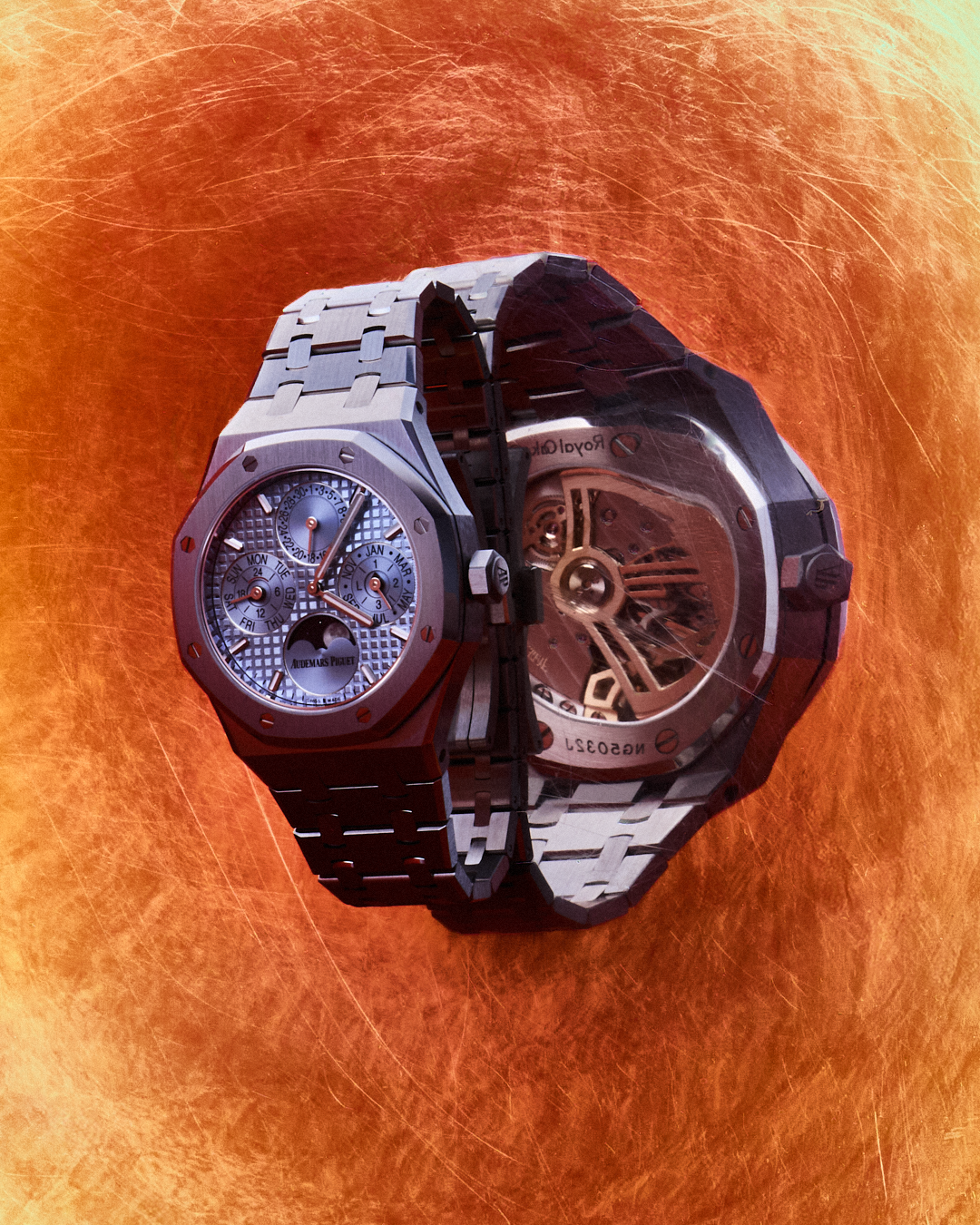 Reloj de pulsera de lujo con esfera detallada y maquinaria visible, sobre un fondo de color naranja con textura.