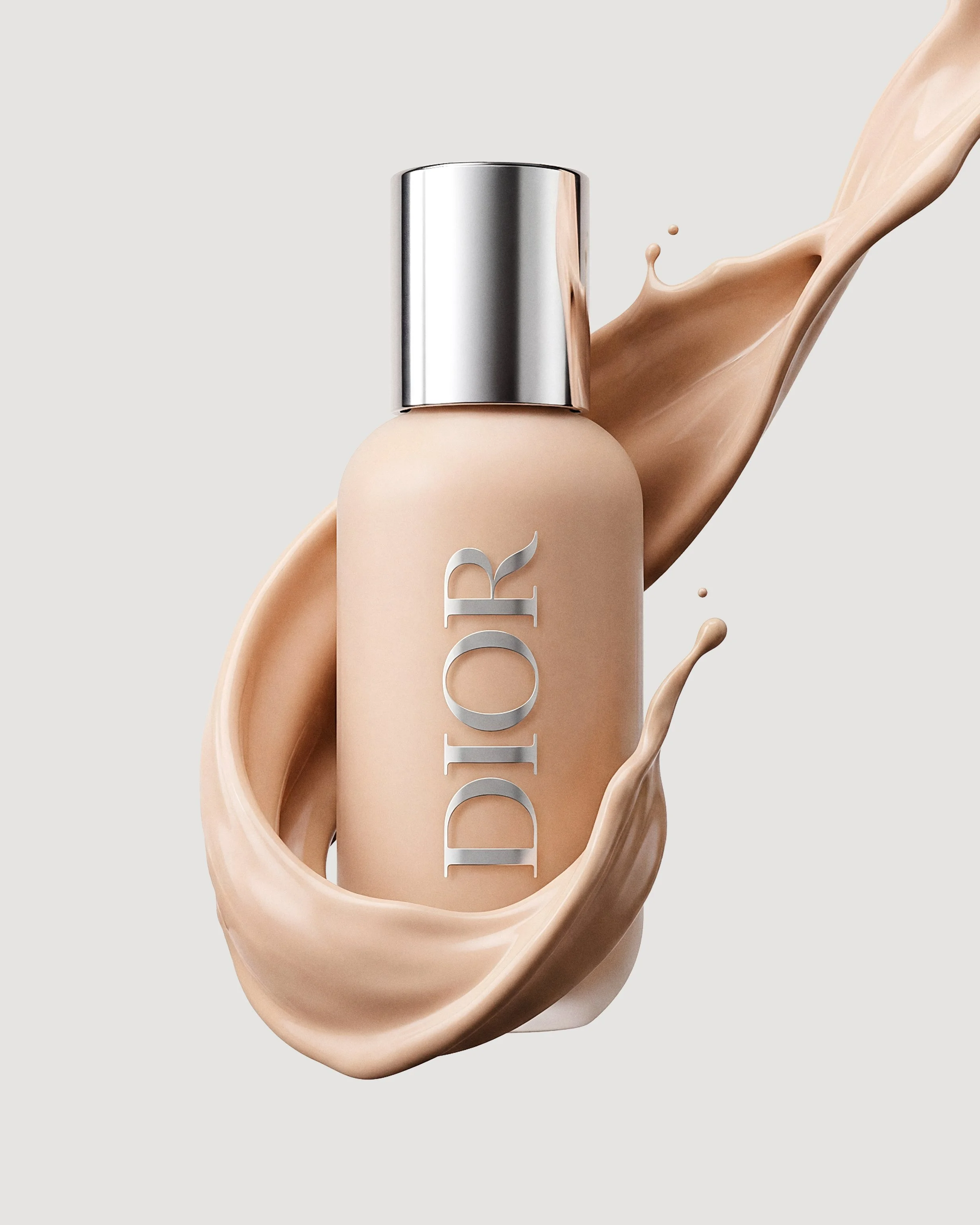 Frasco de productos cosméticos o de cuidado de la piel con un líquido beige que se derrama y salpica en el fondo.