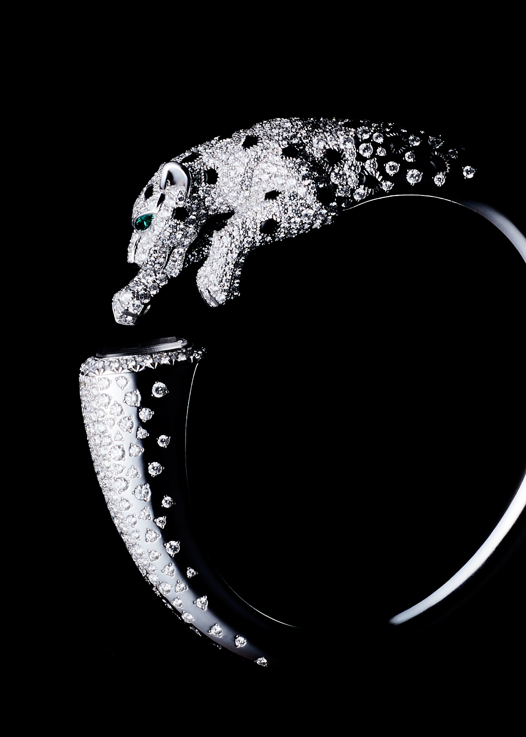 Pulsera en forma de jaguar adornada con diamantes, en fondo negro.