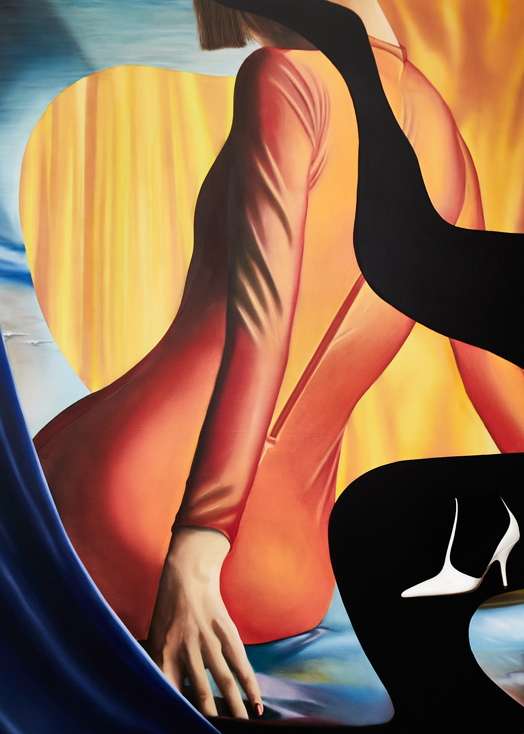 Una pintura o mural con una figura femenina en una pose agachada, usando tacones blancos y un vestido ajustado, con fondo de colores cálidos y un cielo azul en la esquina izquierda.