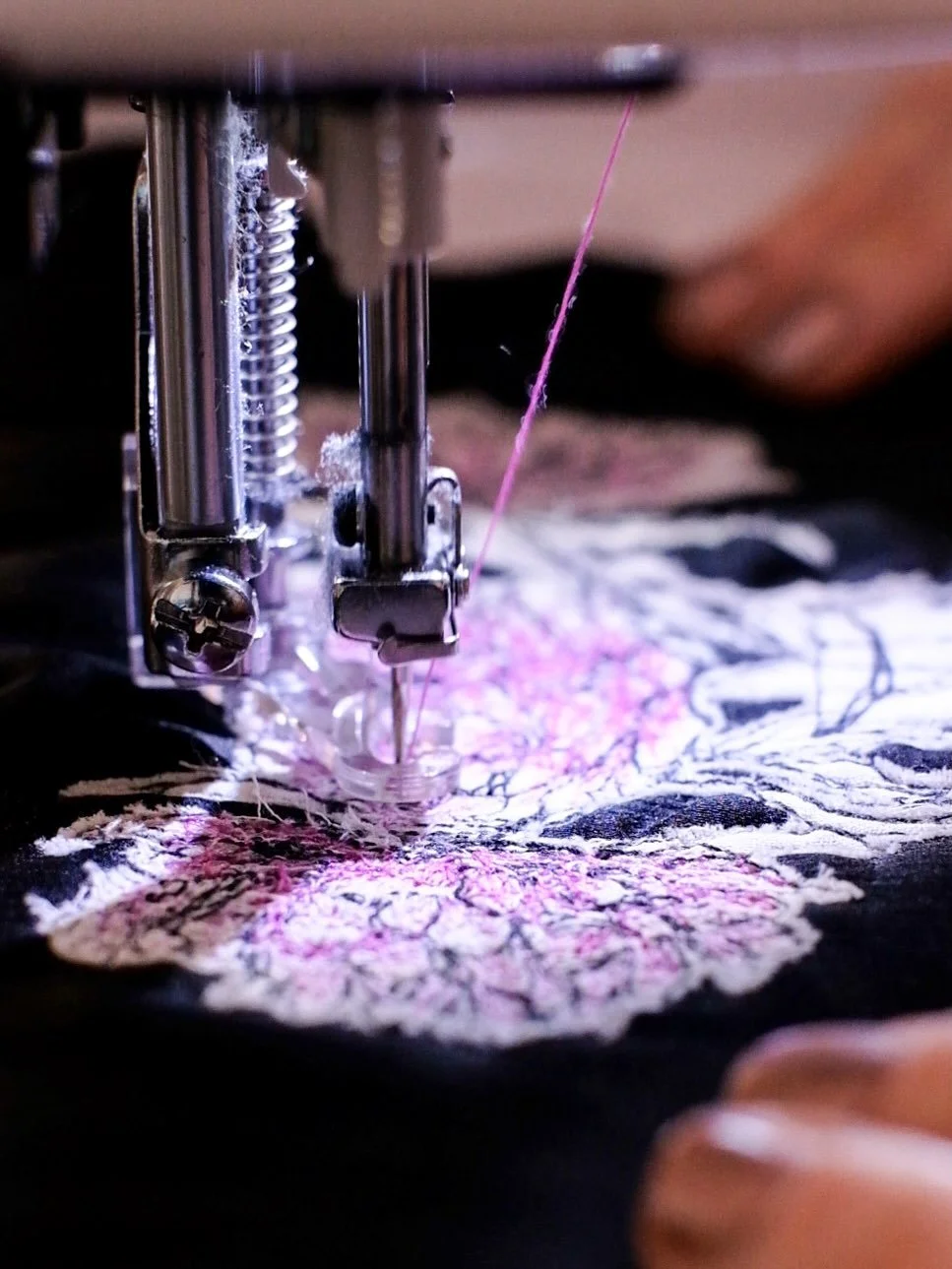 One of my bigger progress milestones from this year. My break is over and it&rsquo;s time to get stuck back into some more free-motion embroidery.
#wallart #freemotionembroidery #sewingmachine #textileart #texturedart