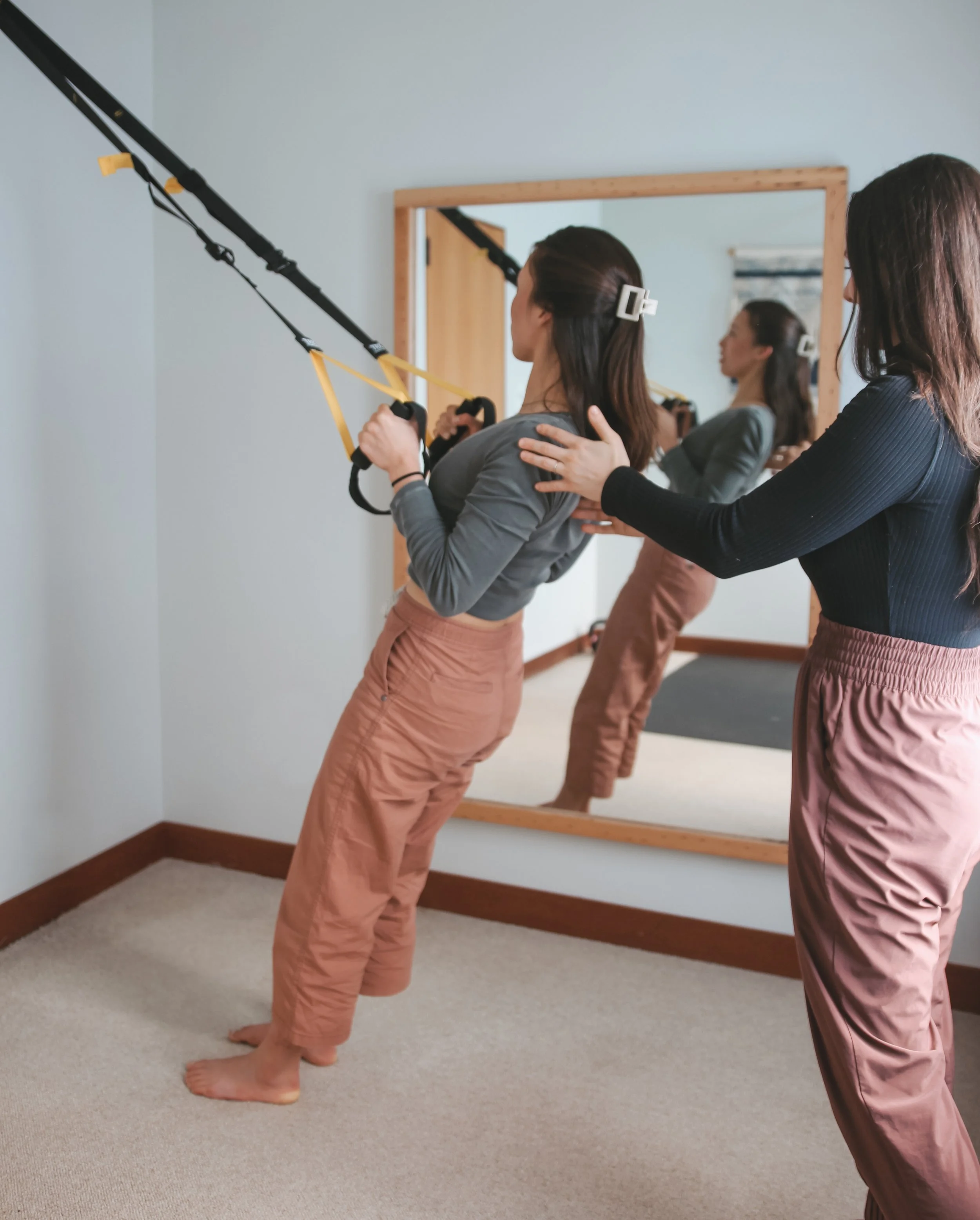 TRX physiotherapy rehabilitation for upper back strengthening. Upper back and neck pain relief. Sports Chiropractic treatment. Female Chiropractor.