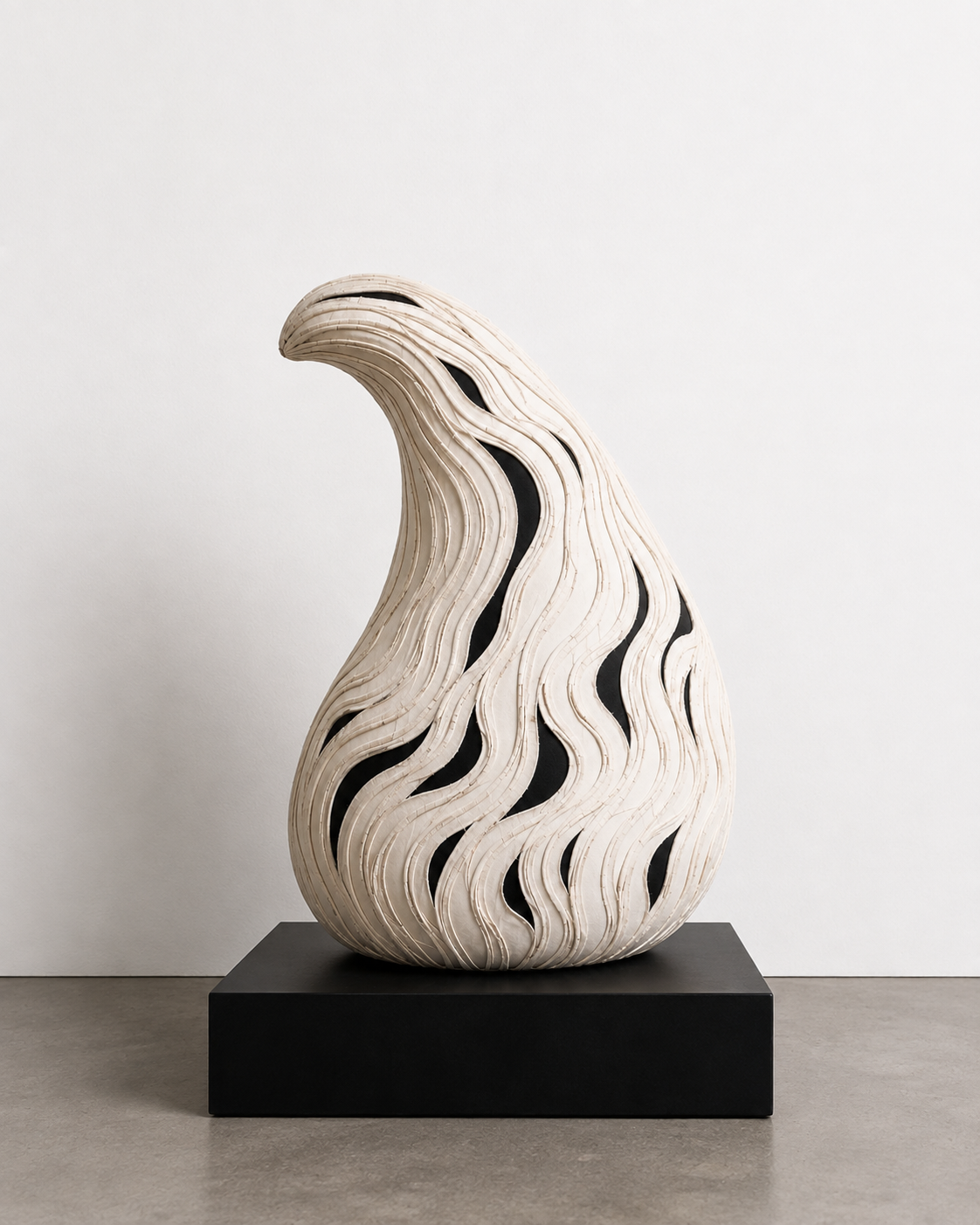 Eclosion est une interprétation contemporaine de la calebasse, symbole ancestrale de vie, de mémoire et de transmission.