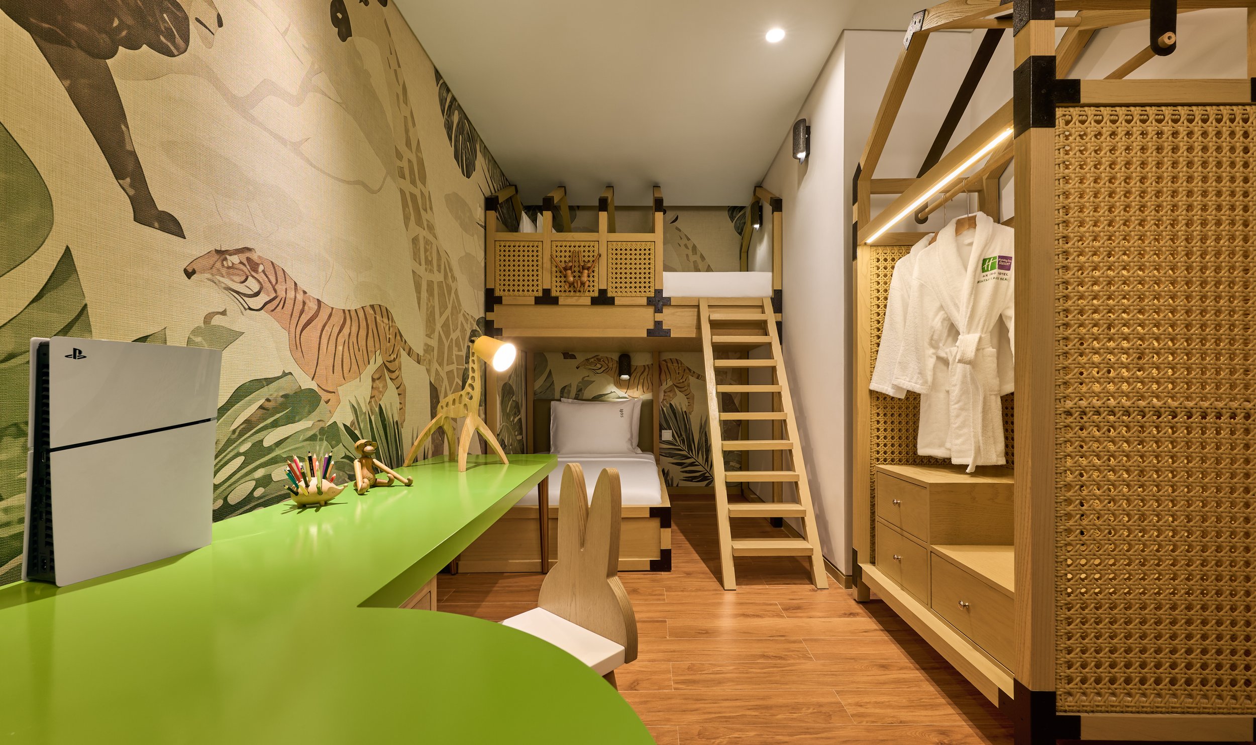 IHG_HIRBL_Room1241_1BedroomFamilySuitePoolView_156_lowres.jpg