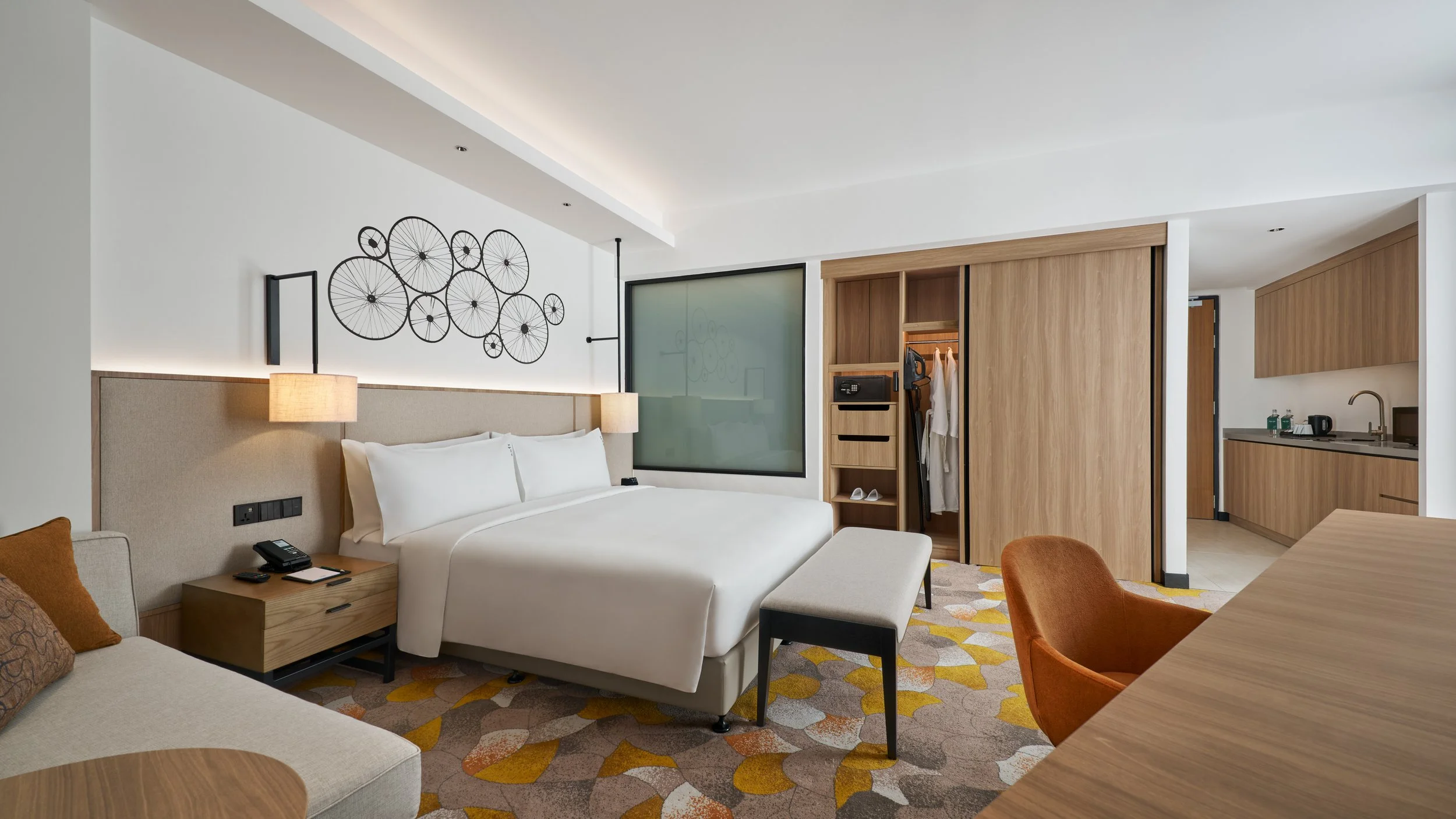IHG_HISPENPP_P2_Room1401_SuiteKing_w_Kitchenette_01_lowres.jpg