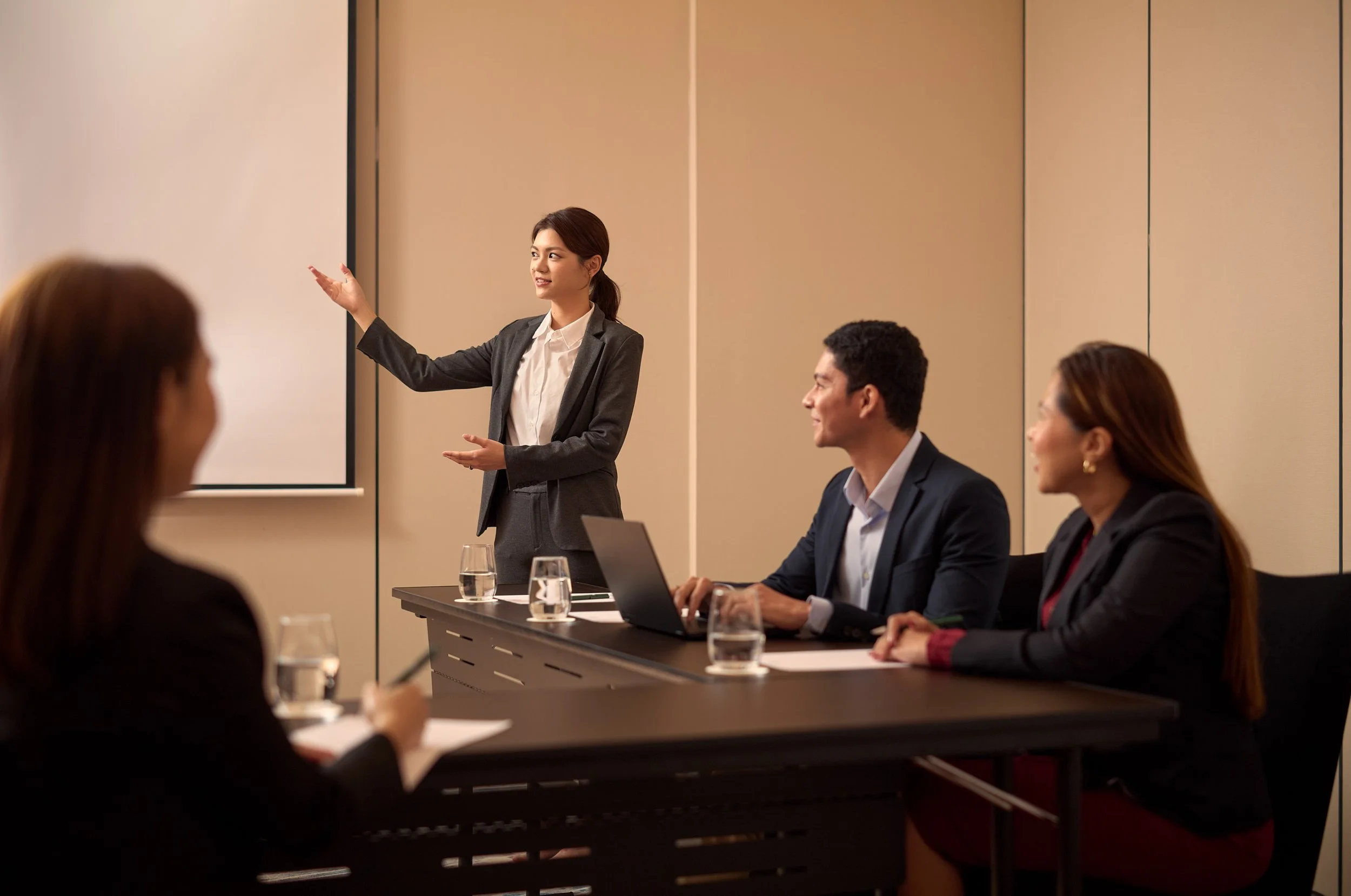 IHG-HISPENPP_Lifestyle_MeetingSmallGroup-1_lowres.jpg