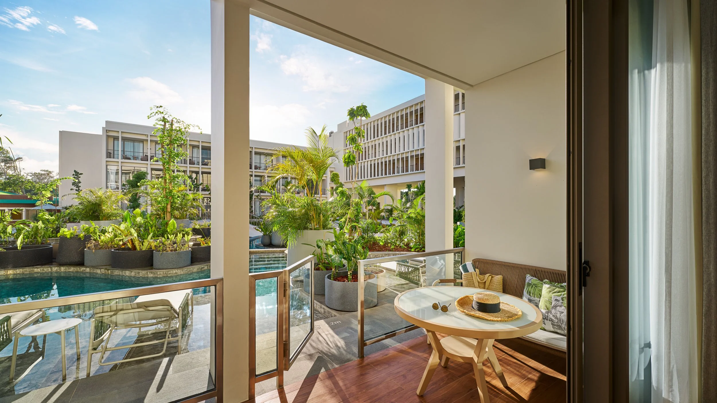 IHG_HIRBL_Room1139_TwoBedroomSuite_PoolAccess-1_lowres.jpg