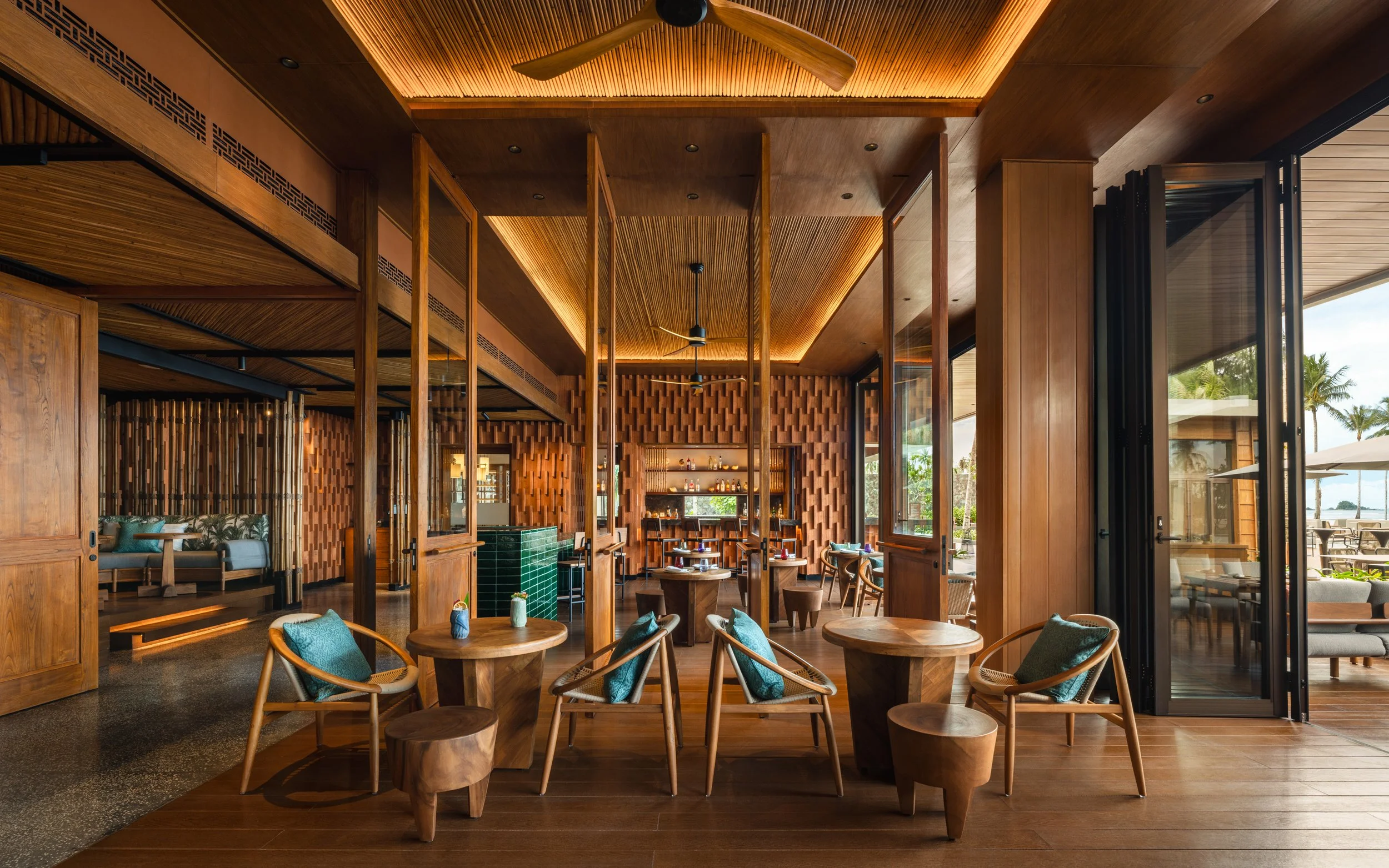 IHG_HIBL_TikiBarLounge-1_lowres.jpg