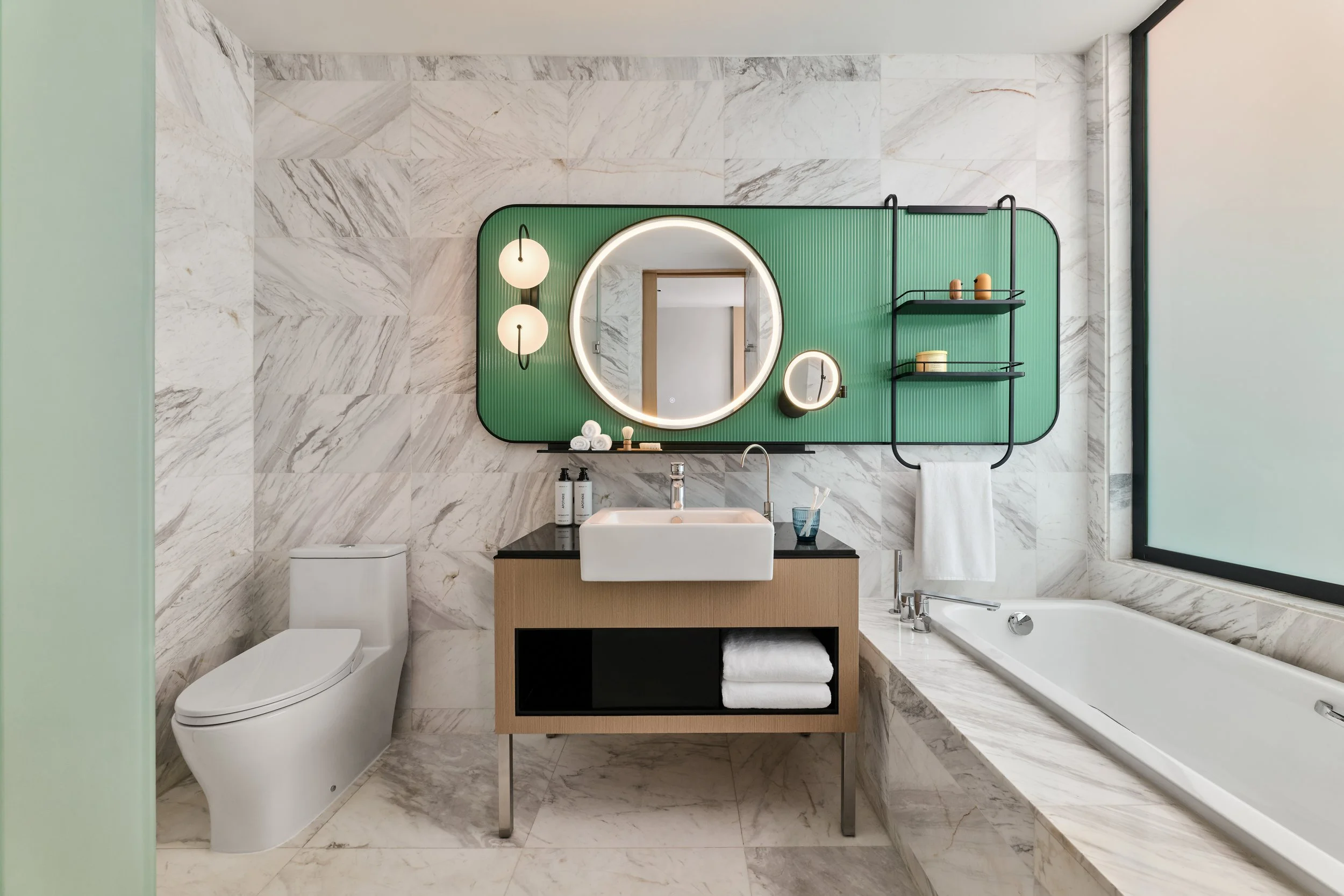 IHG_VocoKCH_P1_Room1013_StdBath_01_lowres.jpg