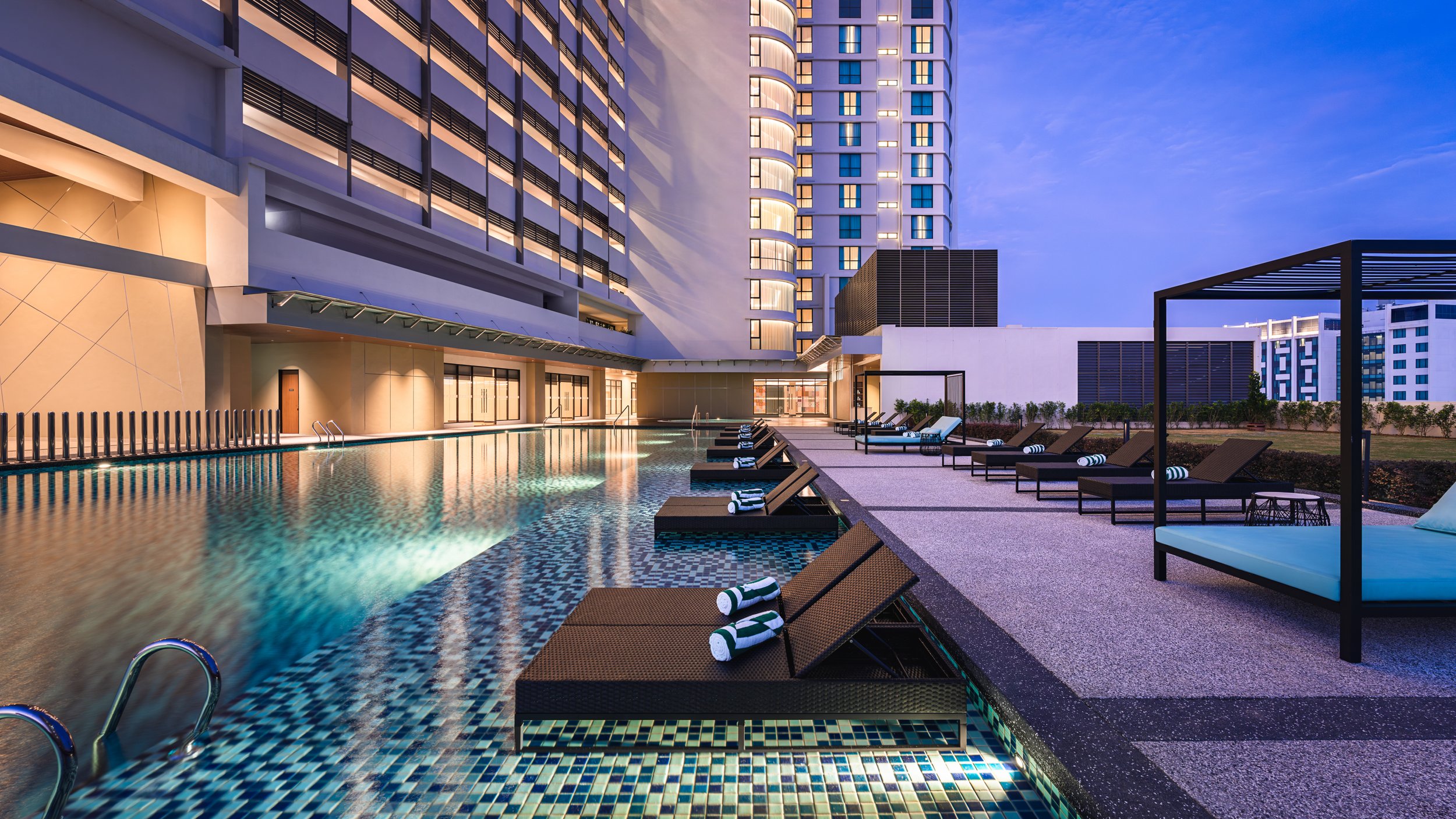 IHG_HISPENPP_P2_SwimmingPool_Dawn_01_lowres.jpg
