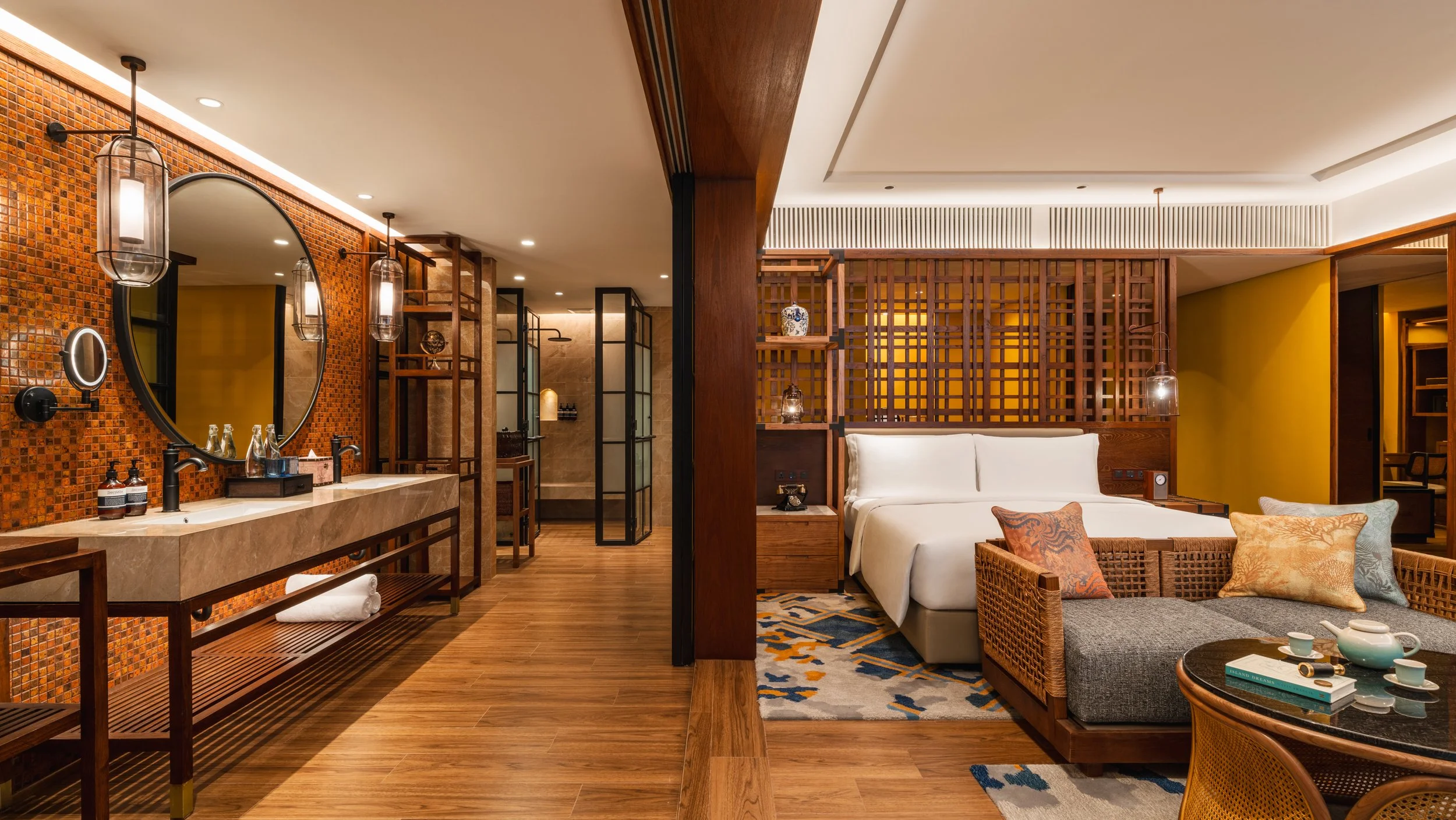 IHG_HIBL_Room218_KingSuiteOceanView-3_lowres.jpg