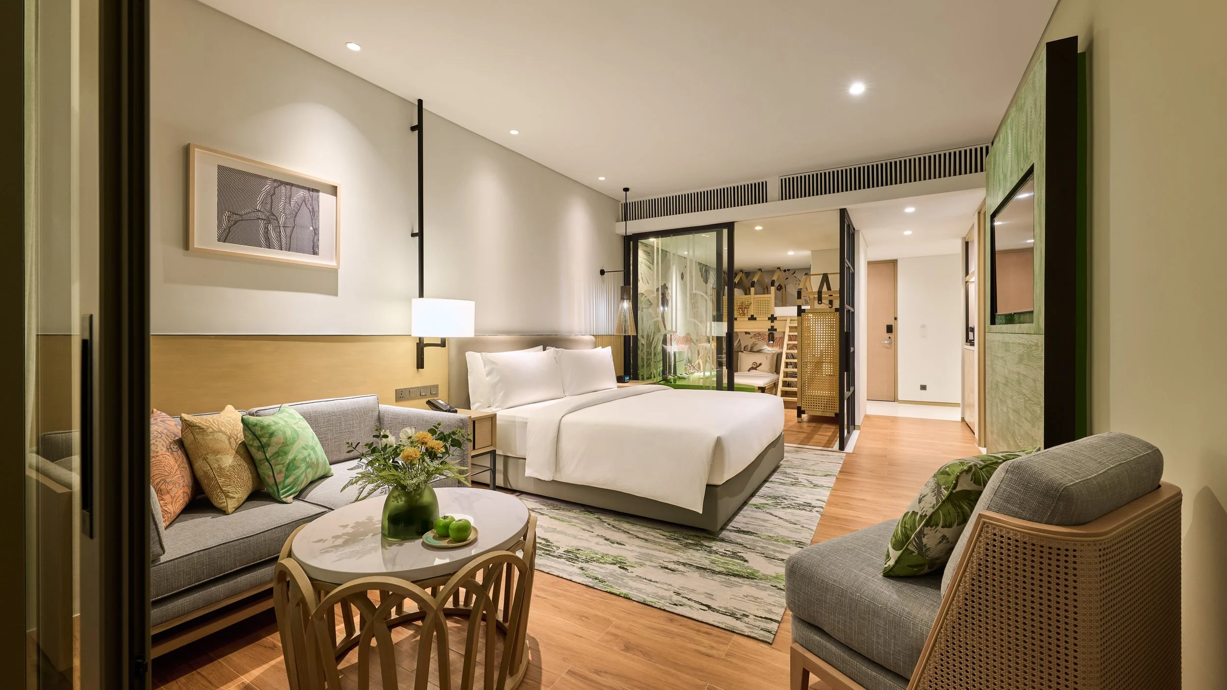 IHG_HIRBL_Room1241_1BedroomFamilySuitePoolView_194_lowres.jpg
