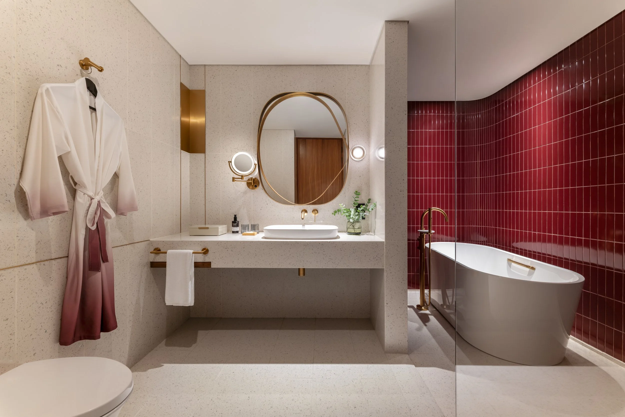IHG_KULTE_Room423_PremiumRoom_Bath-3_lowres.jpg