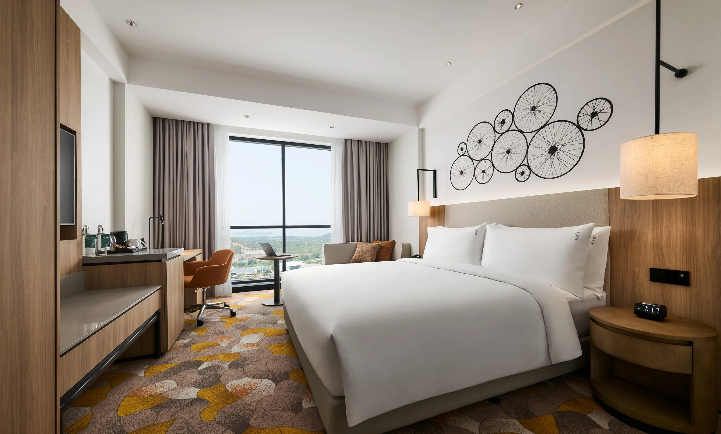 IHG_HISPENPP_Room1214_StandardKing-2_lowres.jpg