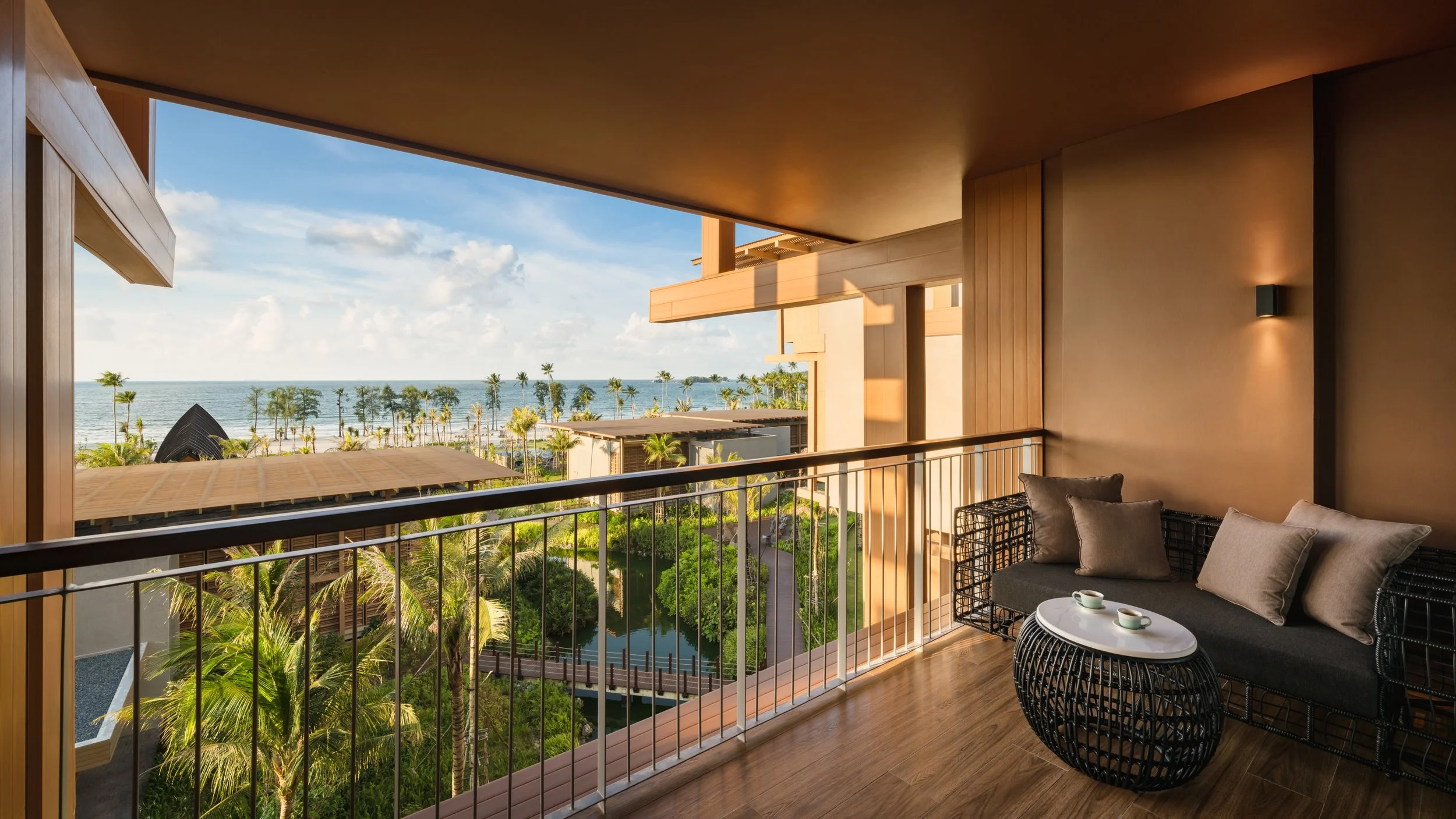 IHG_HIBL_Room558_StdKingOceanView_Balcony-1_lowres.jpg