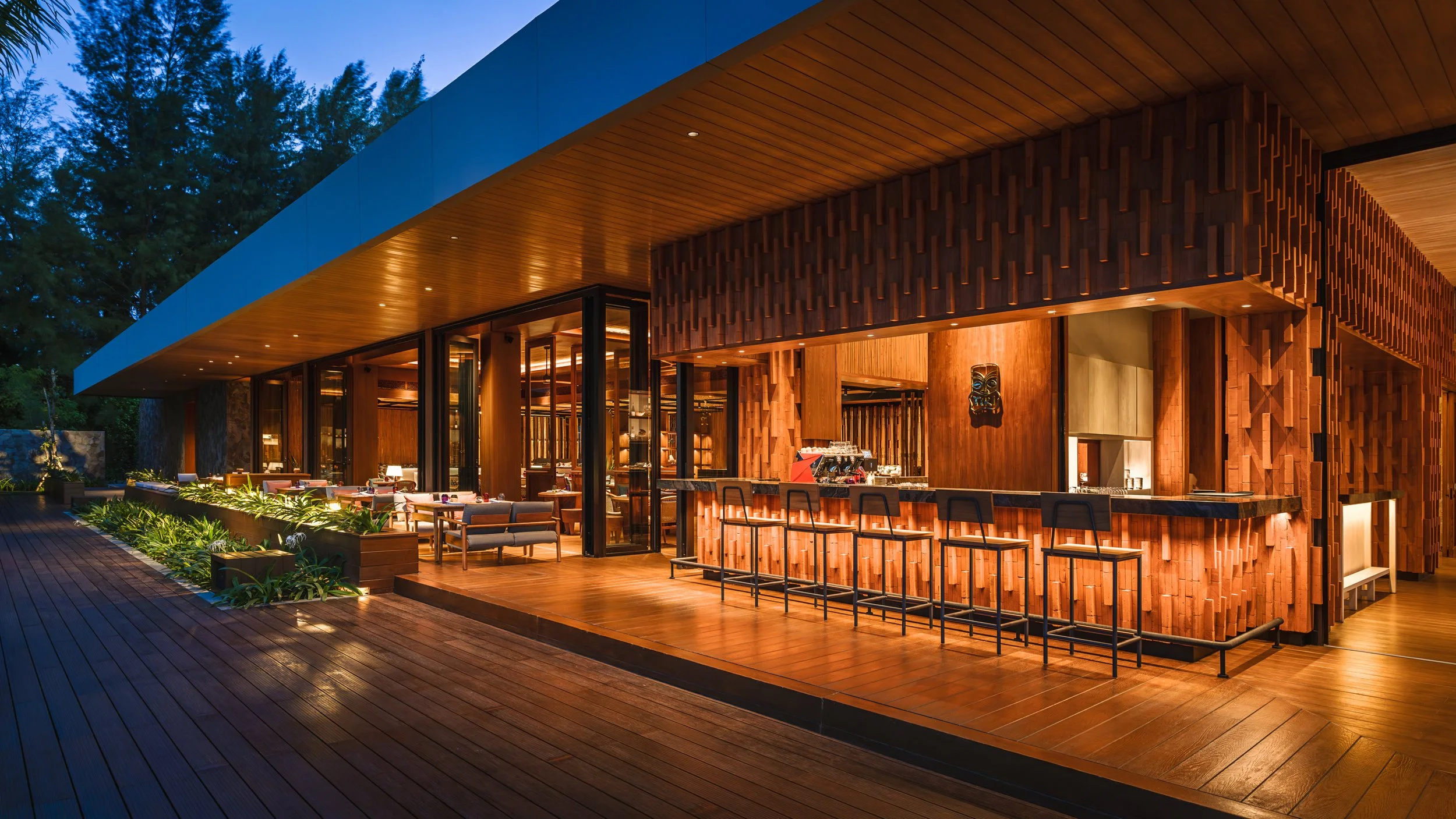 IHG_HIBL_TikiBarLounge-9_lowres.jpg