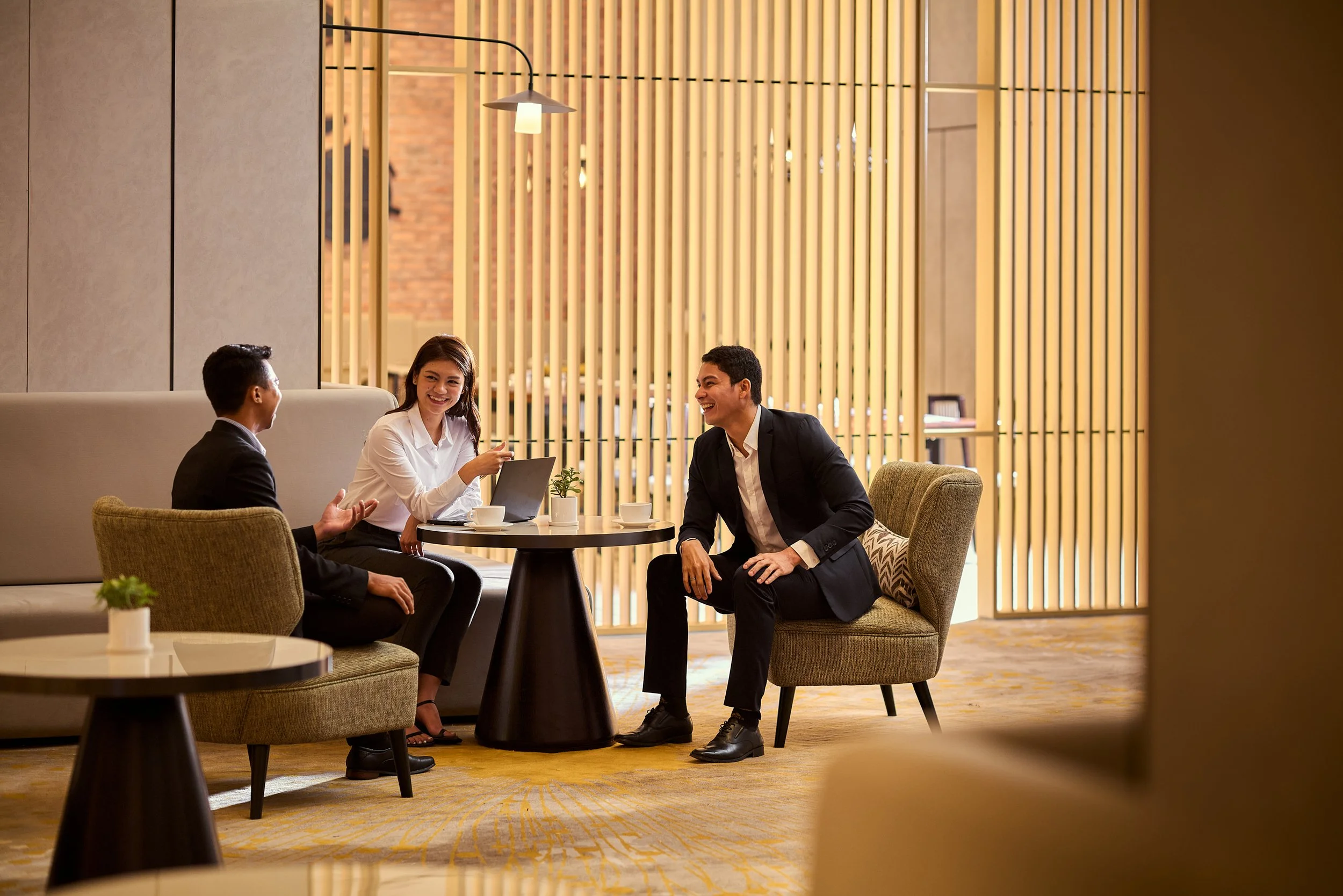 IHG-HISPENPP_Lifestyle_CasualDiscussion-1_lowres.jpg