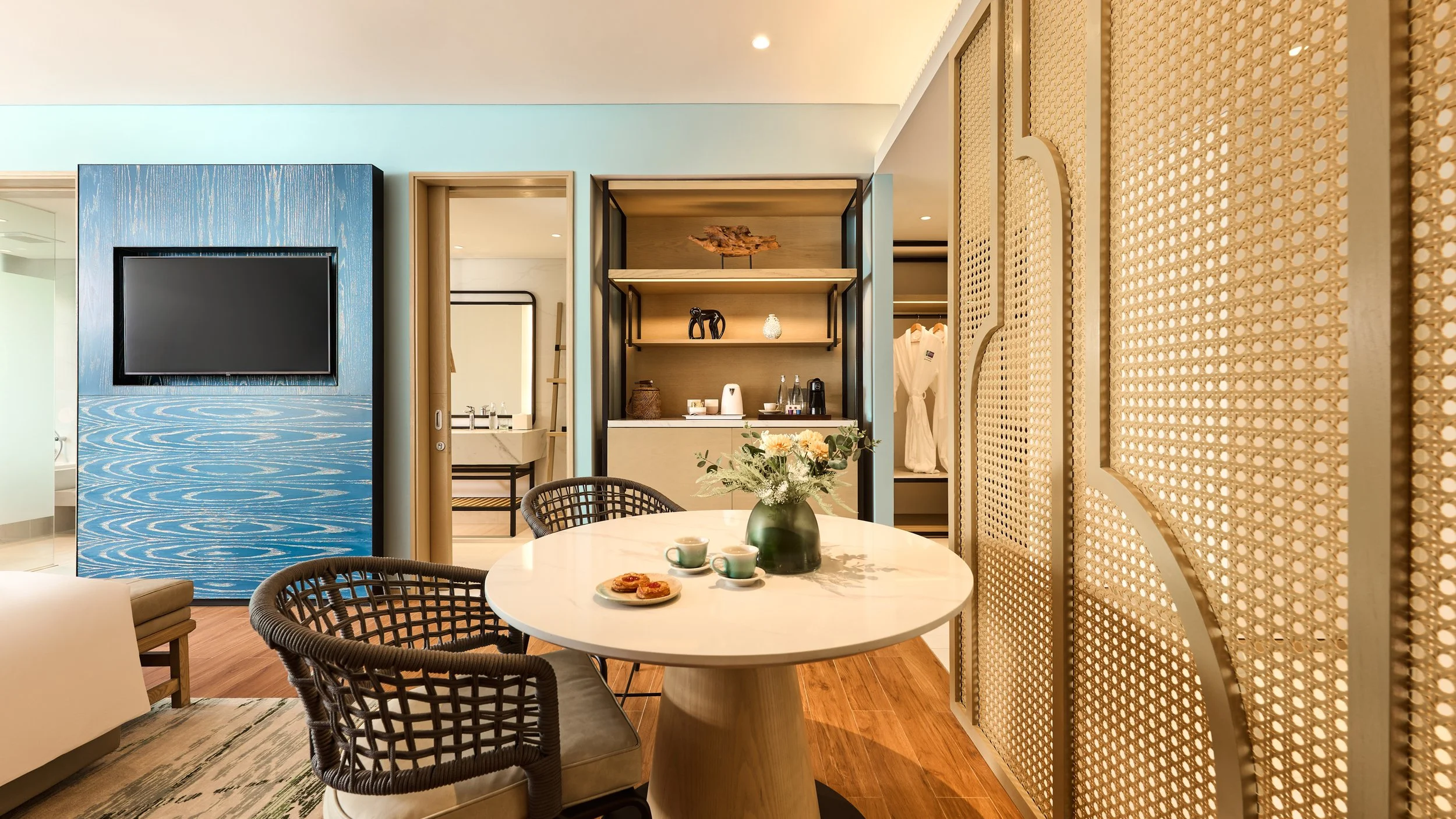 IHG_HIRBL_Room1111_KingSuitePoolAccess_090_lowres.jpg