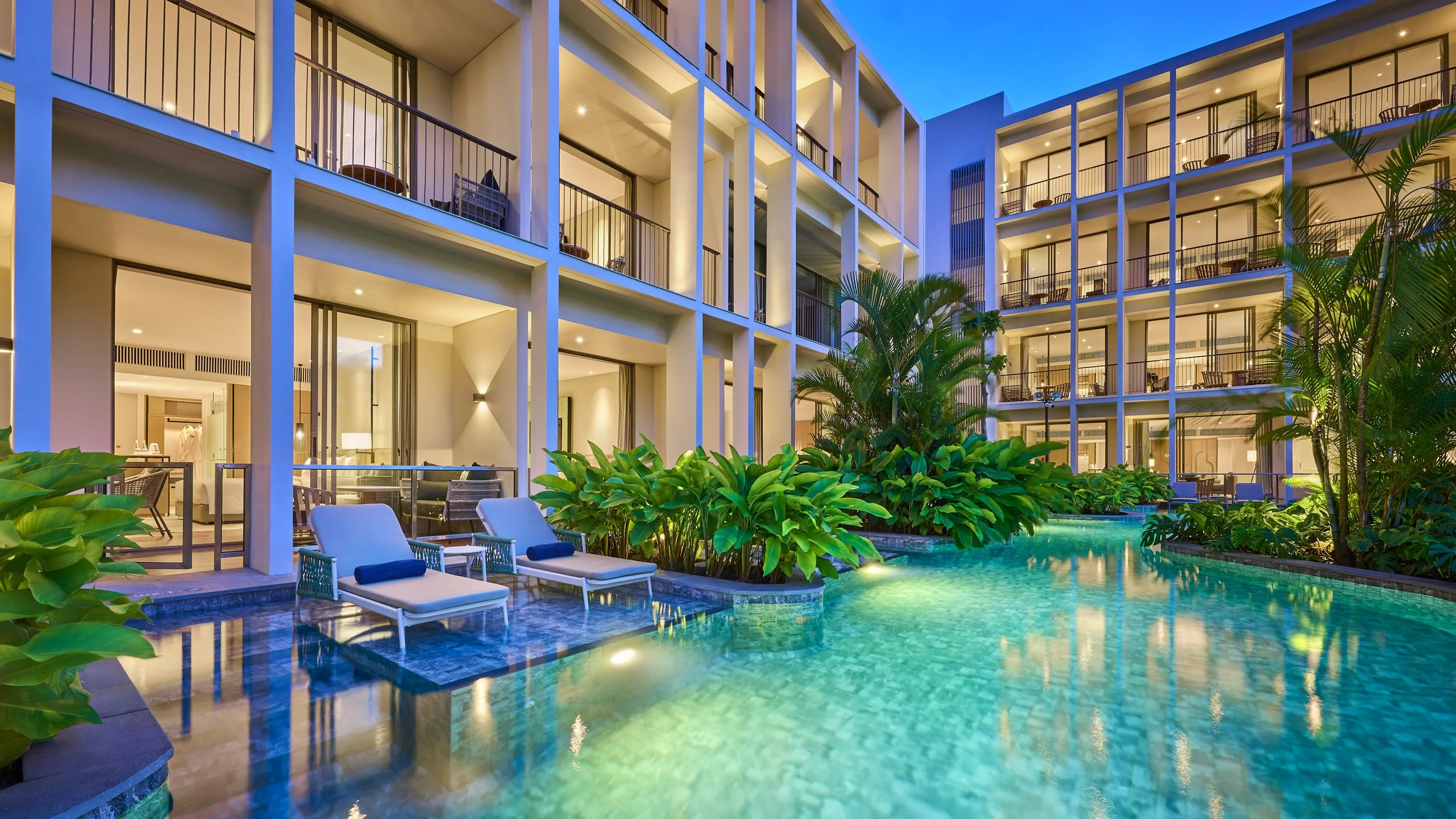 IHG_HIRBL_Room1105_StandardPoolAccessKing_FromOutside_057_lowres.jpg