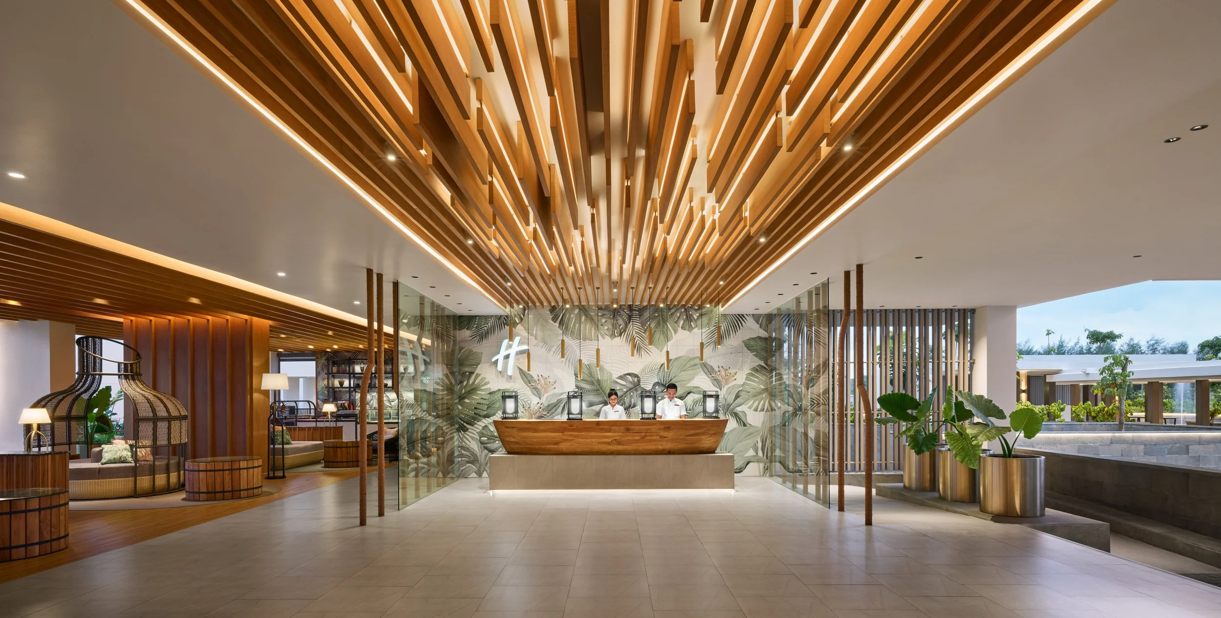 IHG_HIRBL_FrontDesk-2_lowres.jpg