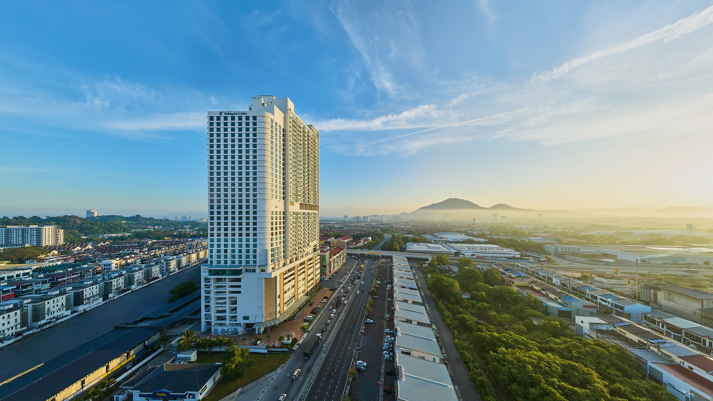 IHG_HISPENPP_AerialExteriorSunrise_36_1 Panorama_lowres.jpg