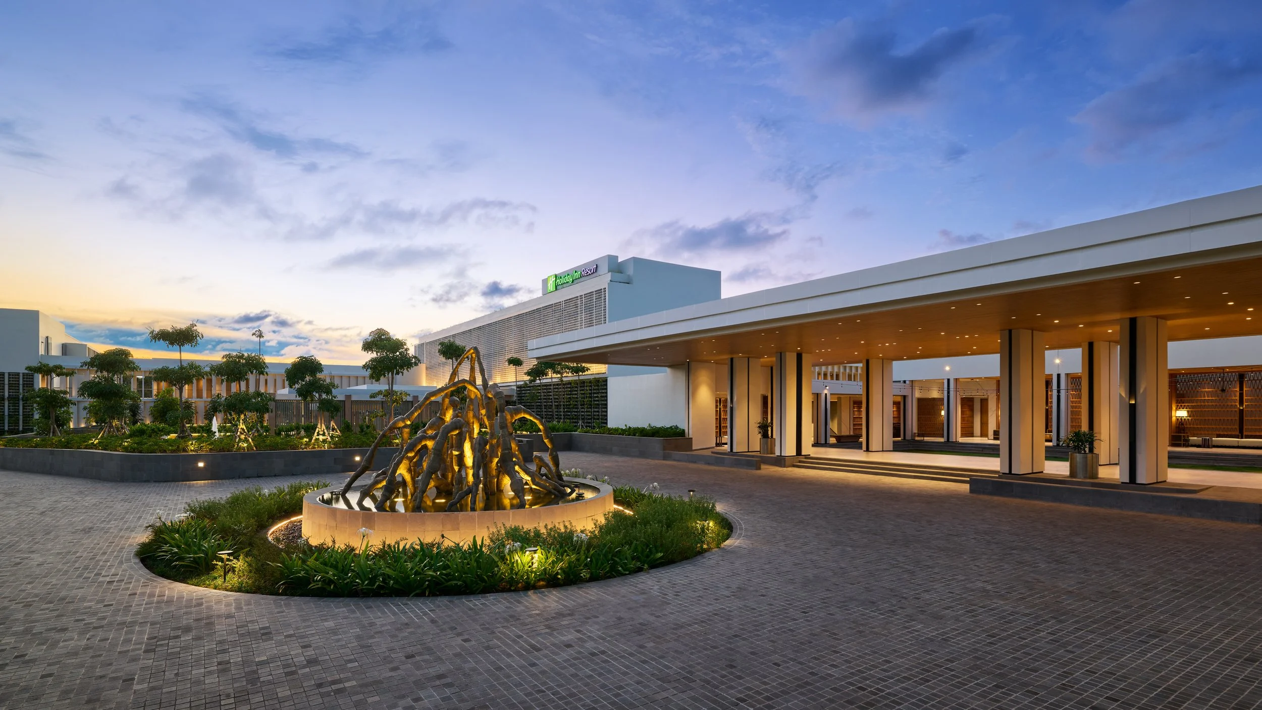 IHG_HIRBL_ExteriorFacade-4_lowres.jpg