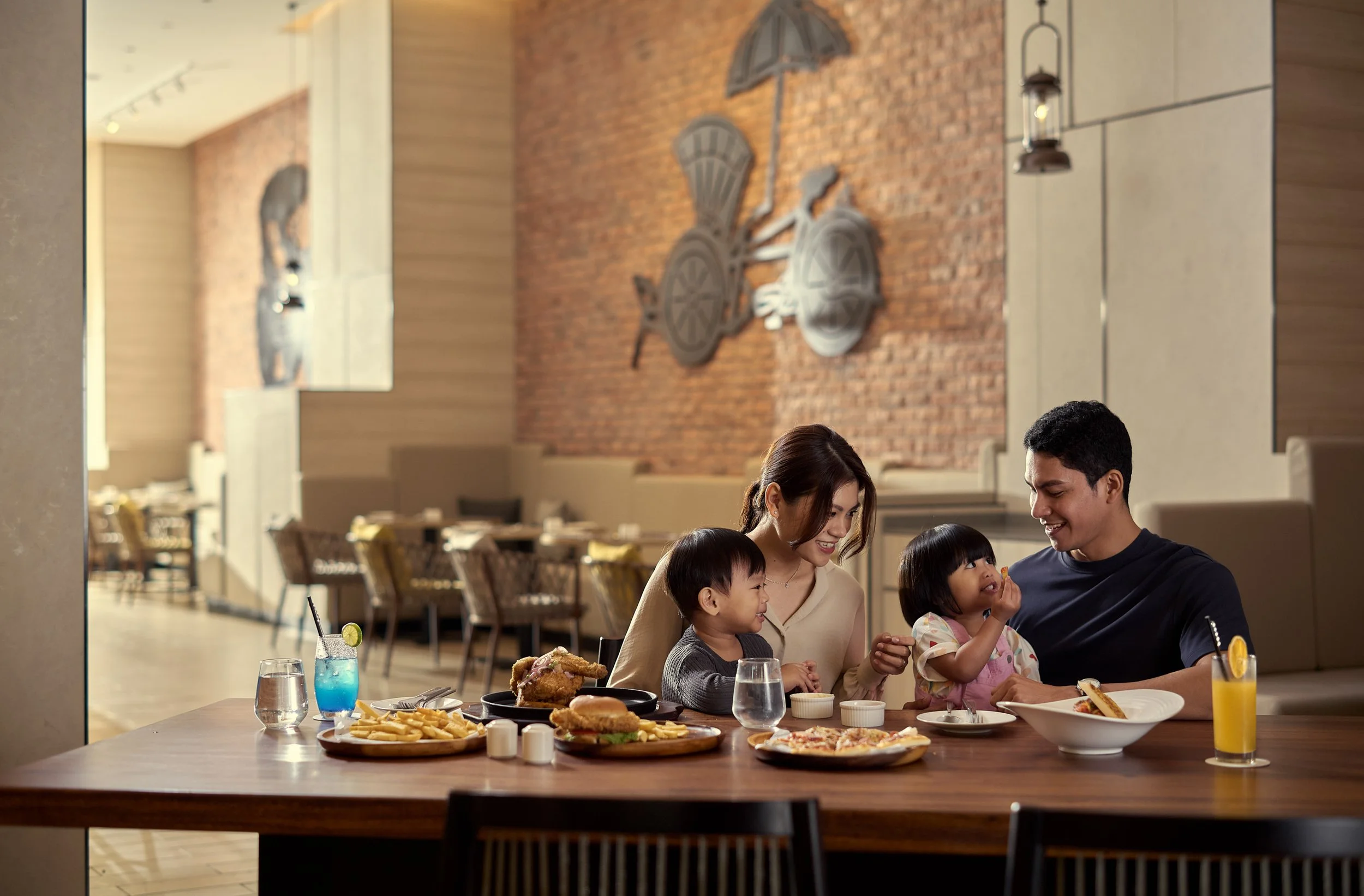 IHG-HISPENPP_Lifestyle_FamilyDining-3_lowres.jpg