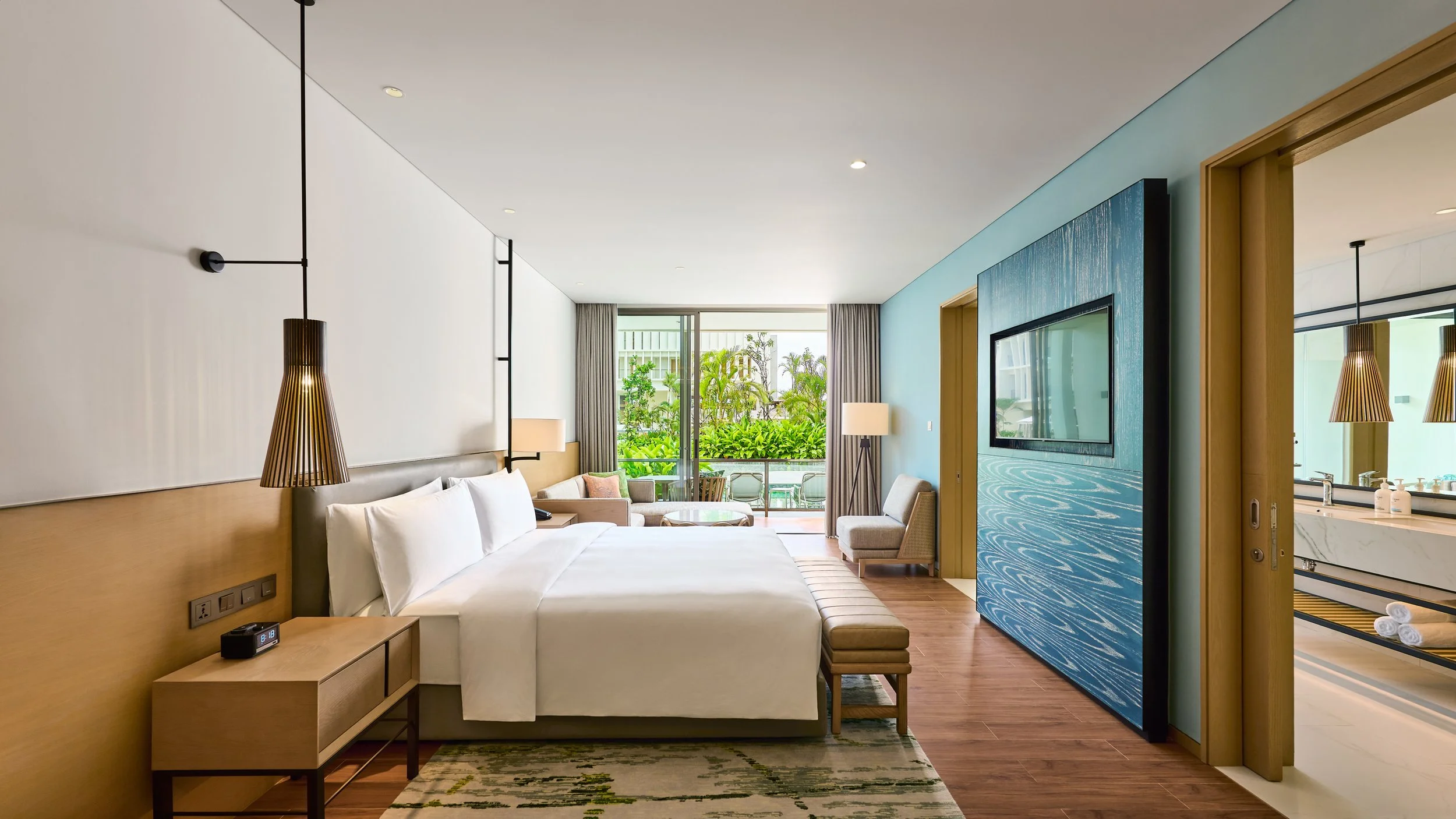 IHG_HIRBL_Room1111_KingSuitePoolAccess_052_lowres.jpg