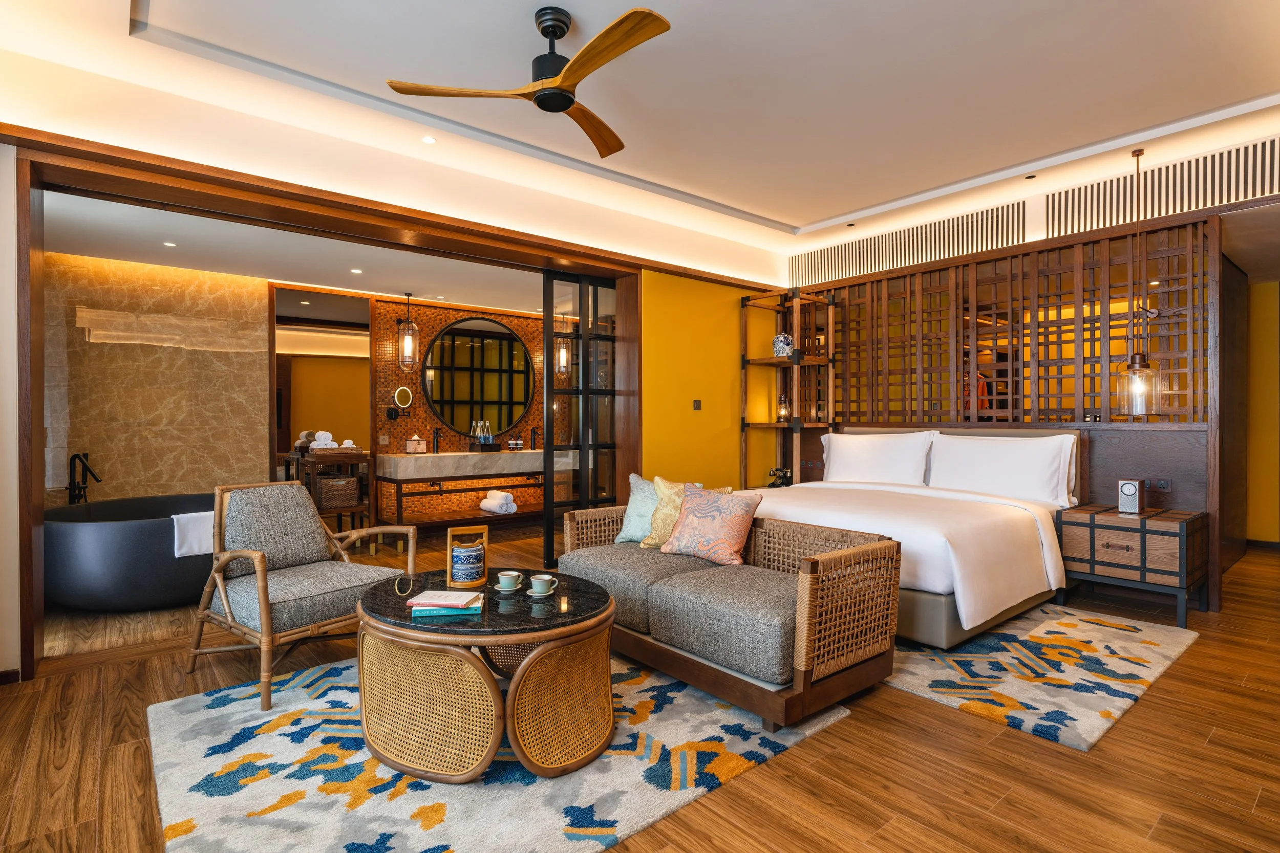 IHG_HIBL_Room218_KingSuiteOceanView-1_lowres.jpg