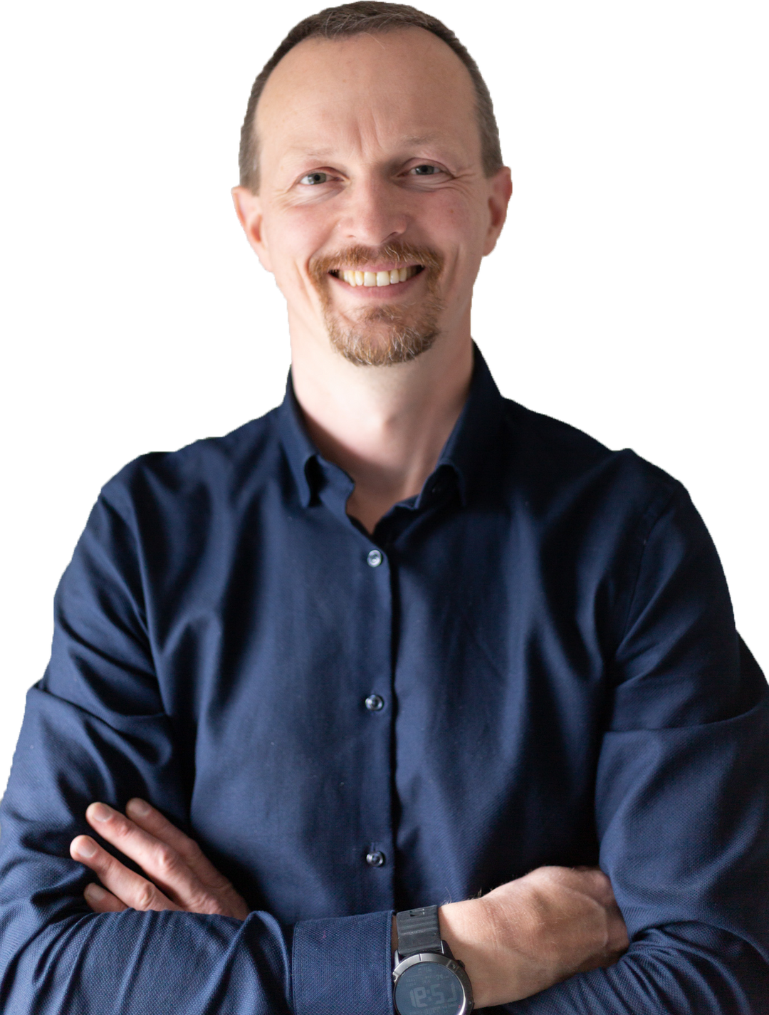 Portrait of a smiling man with crossed arms, wearing a navy blue shirt and a wristwatch.