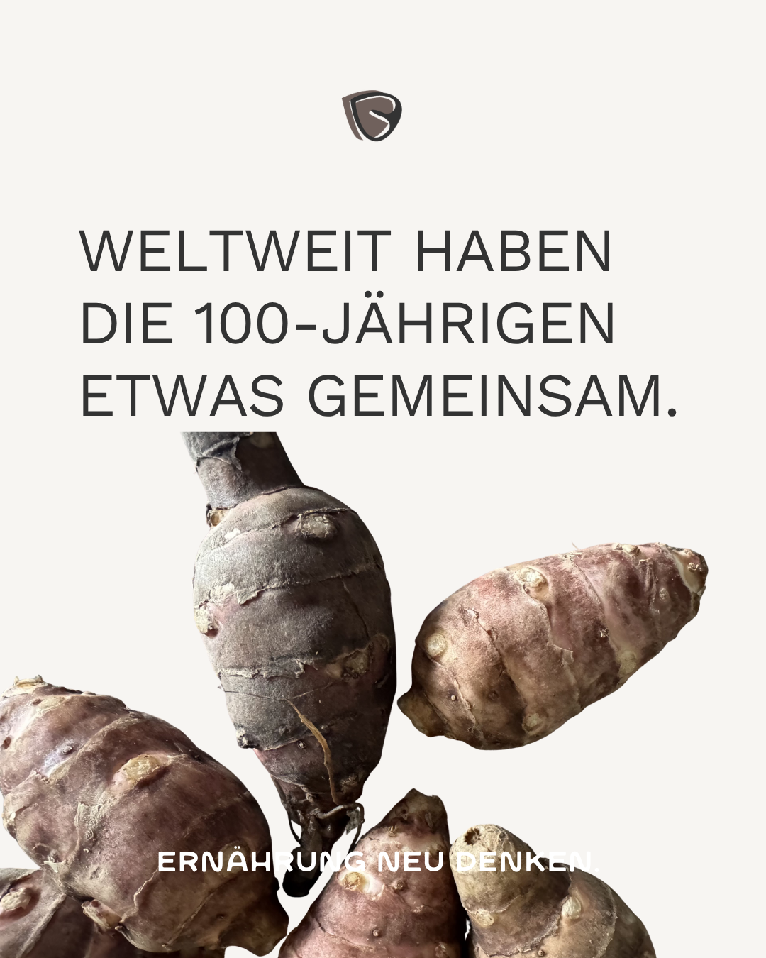 Verlinkung zu einem Post von Instagram. Mehrere rötliche Süßkartoffeln auf weißem Hintergrund.
