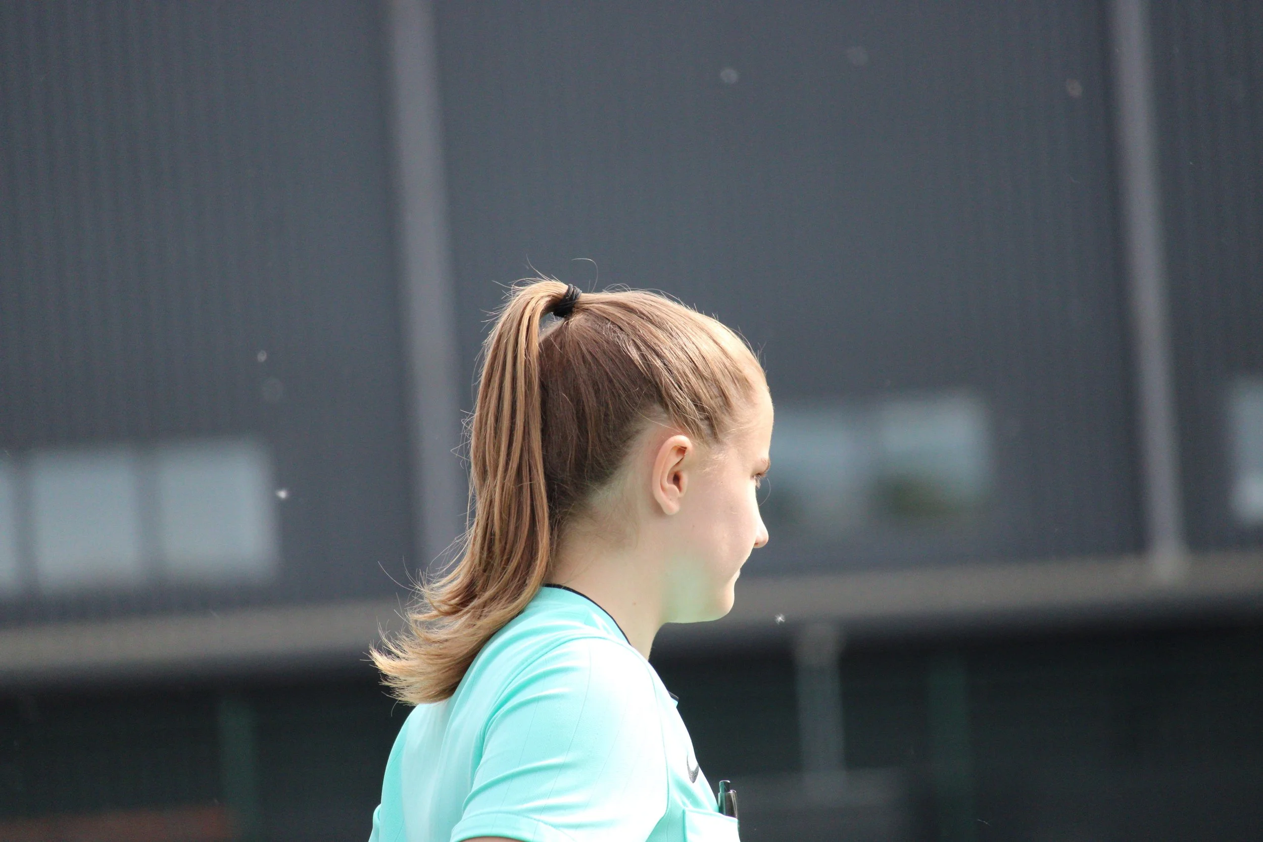  A lineswoman assesses play.