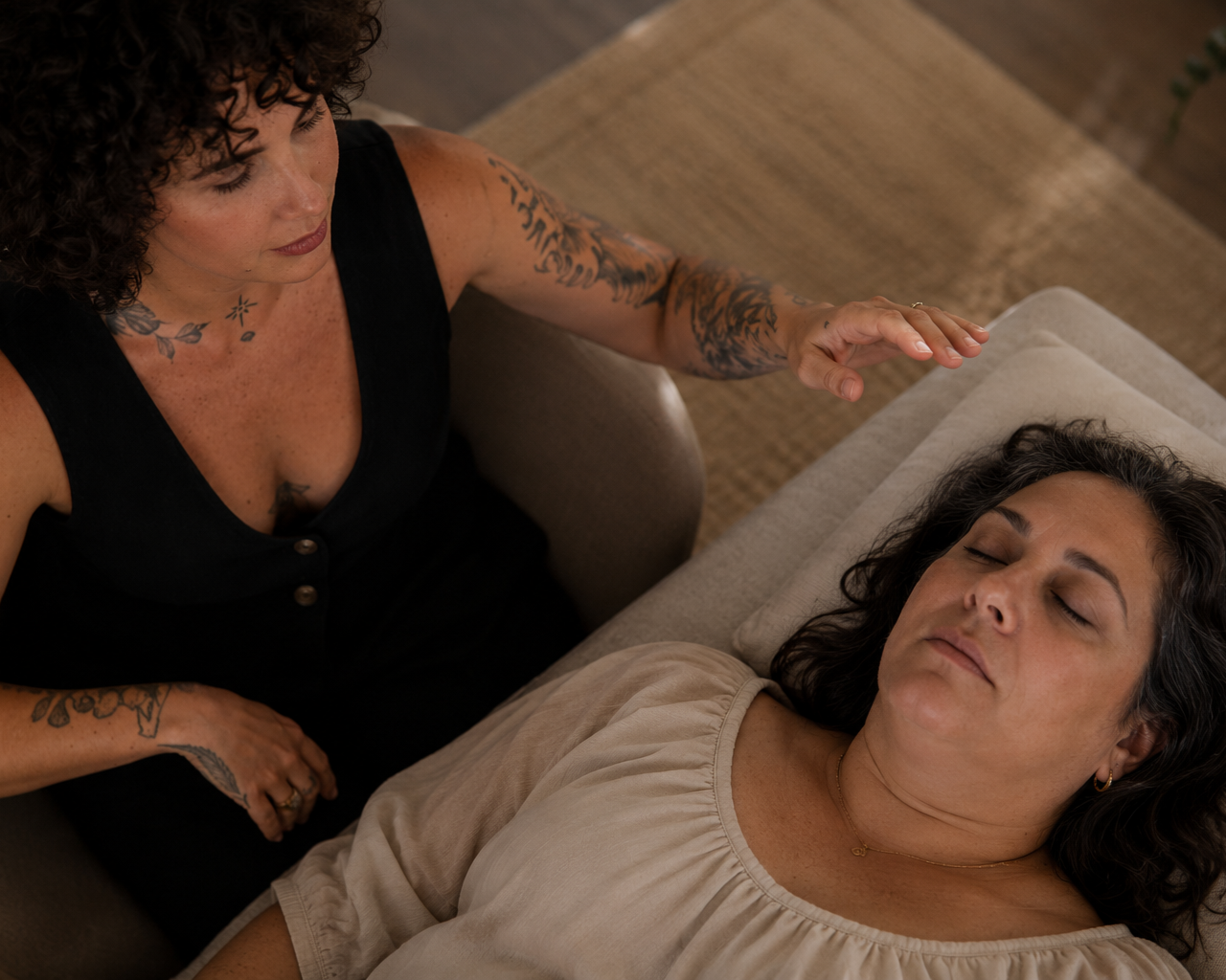 Talya James guiding a private hypnotherapy session to help a client rewire limiting beliefs, reduce anxiety, and create lasting subconscious change.