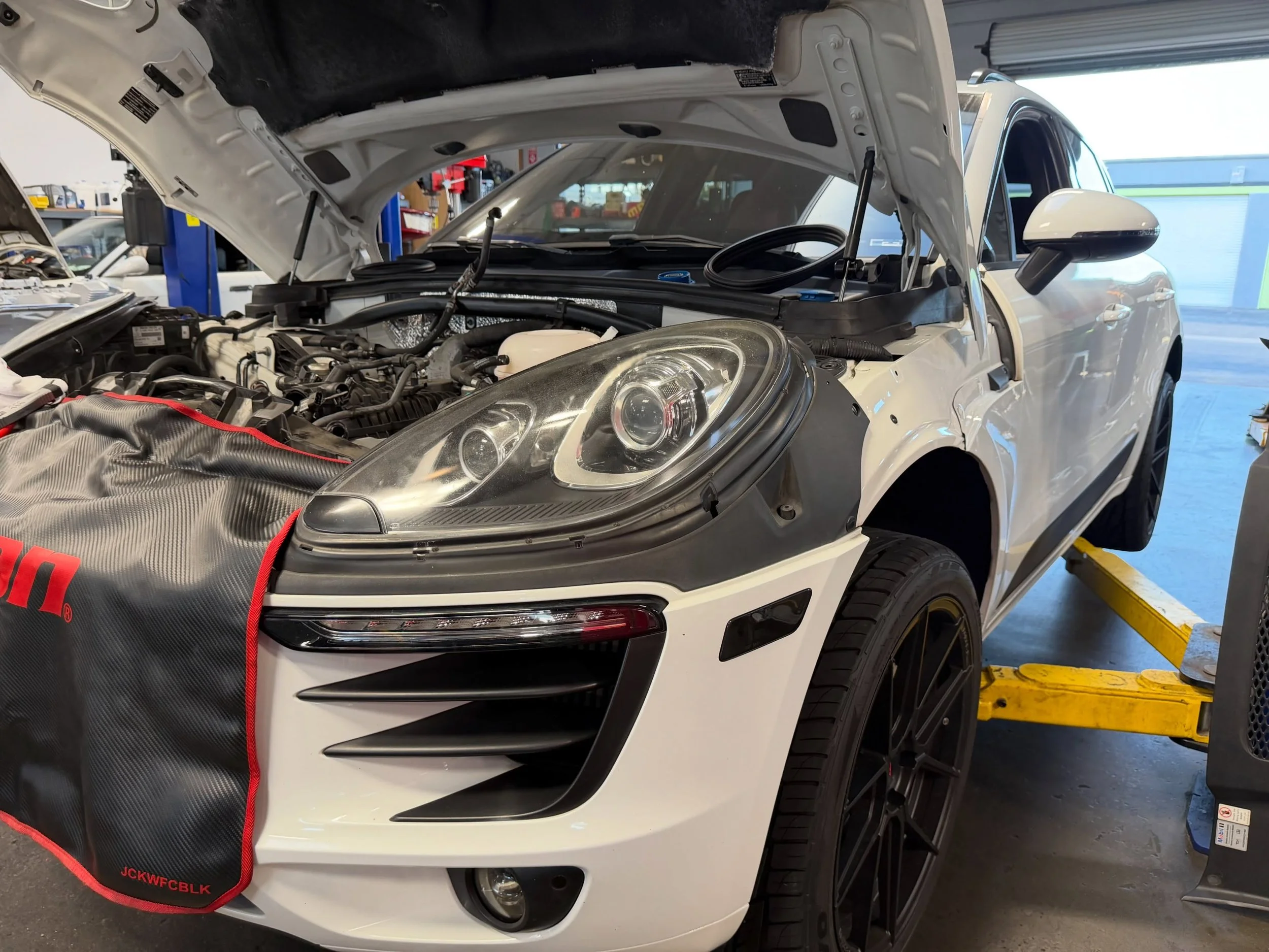 Customer brought back his Porsche macan in for more servicing! 

Valve cover reseal ✅
Flat 6 Motorsport timing cover upgrade bolts ✅
Coolant Crossover pipe ✅
Full PDK transmission service ✅ 
Transfer case service ✅ 
Rear differential service ✅

Vehic