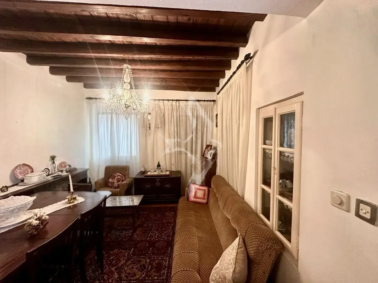 3.1-Sala-sem-fotografias.jpeg.webp